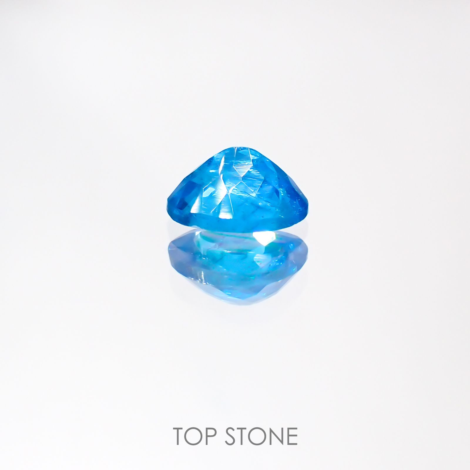 ネオンブルーアパタイト(宝石名アパタイト) マダガスカル産 0.79ct 識別済[211013055]6.7×4.9mm前後