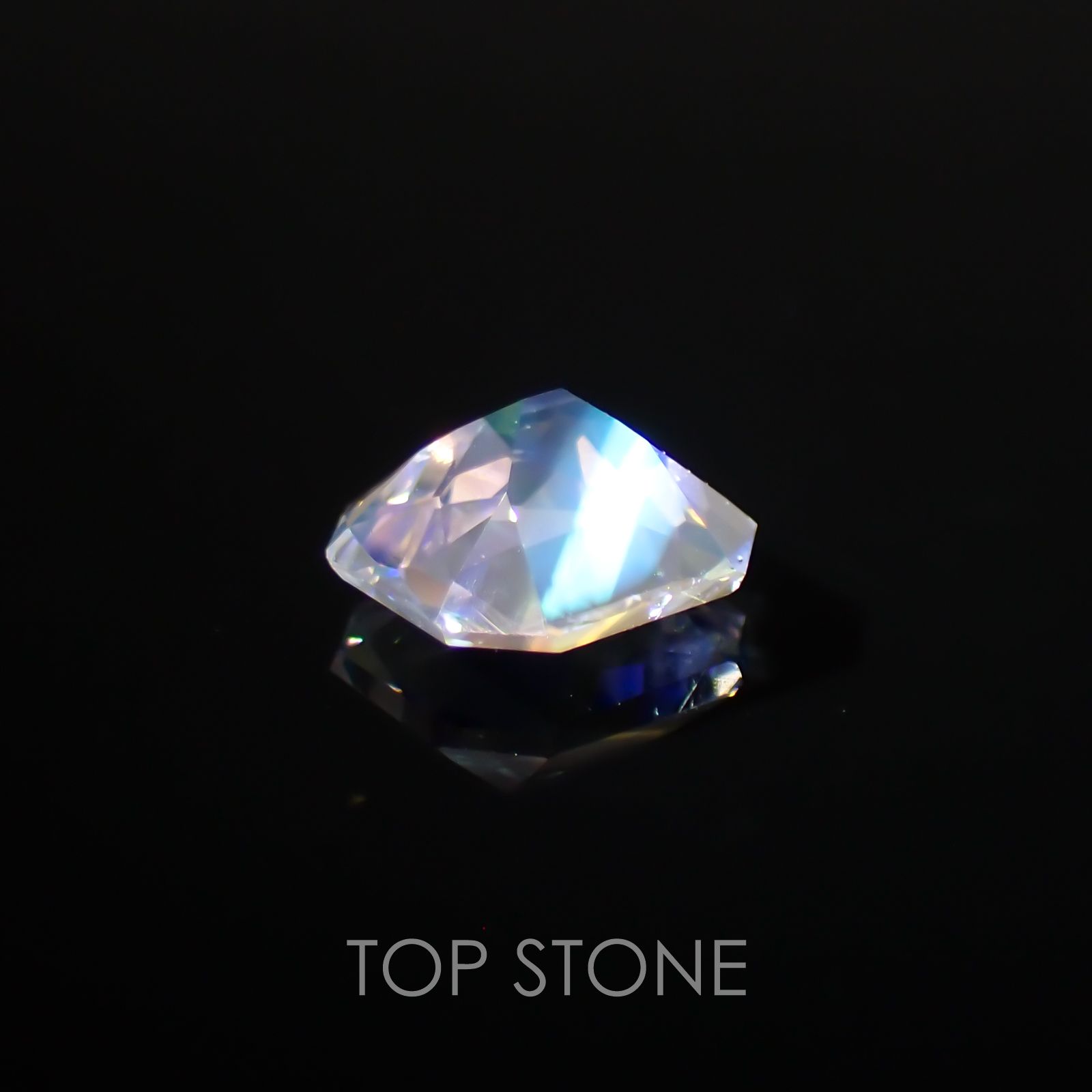 レインボームーンストーン(アンデシンラブラドライト) マダガスカル産 ルース 0.88ct[210310129]6.6×6mm前後