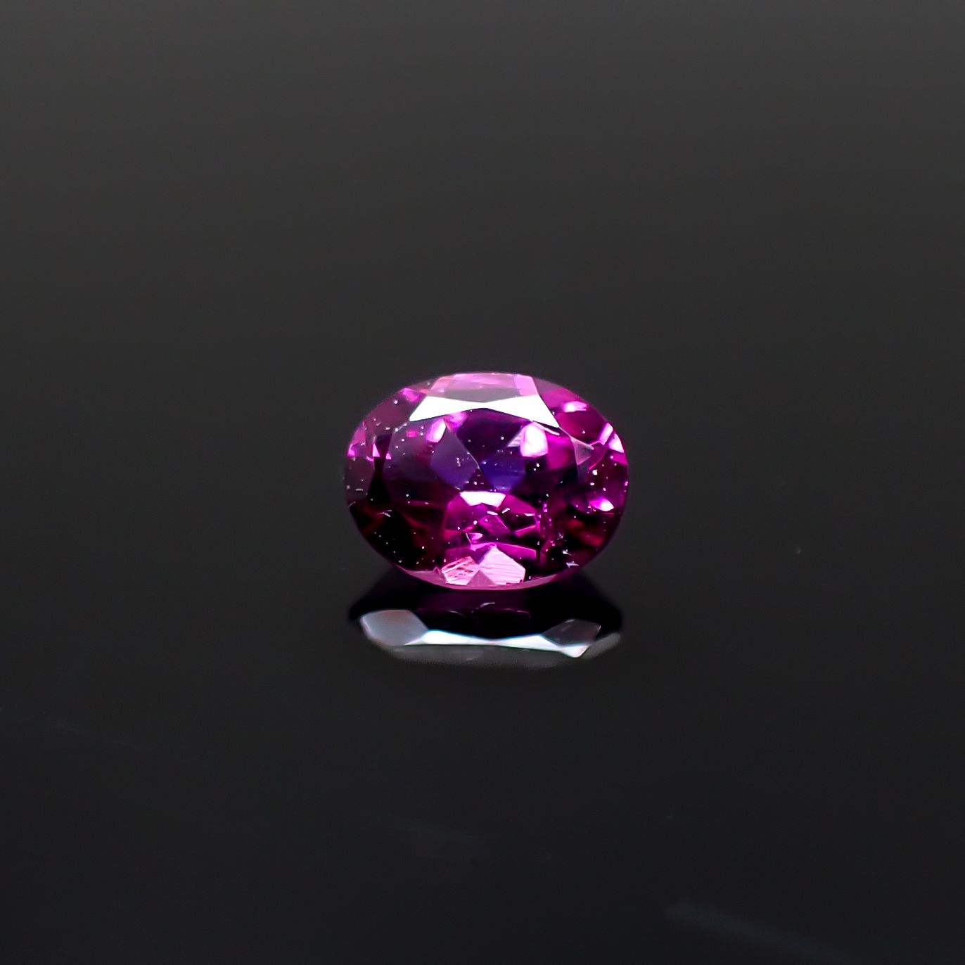 グレープガーネット ブラジル産 0.42ct [241229639]5.1x3.9mm前後