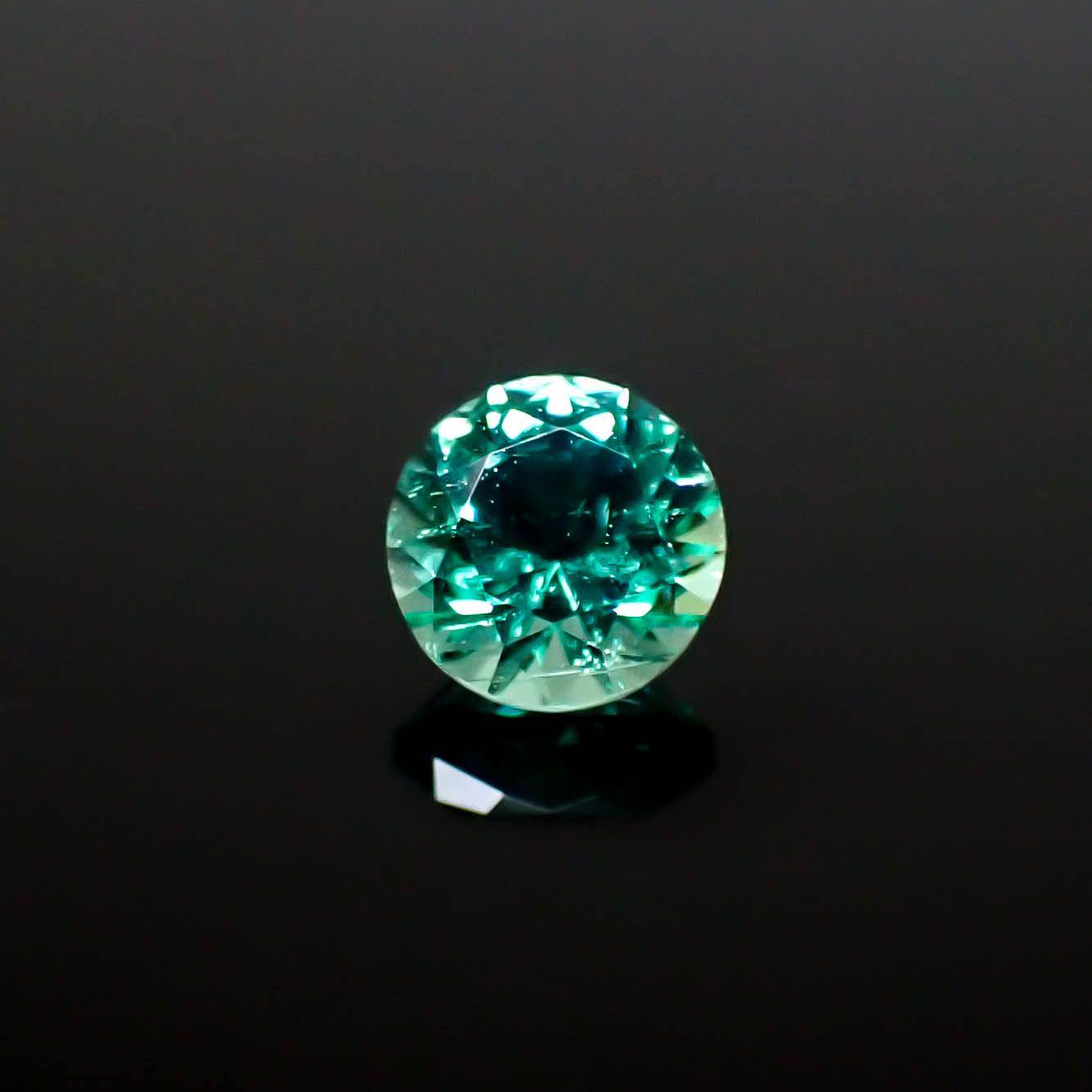 ノンオイルエメラルド(宝石名エメラルド)ロシア産 0.21ct 識別済[250330099]3.8x3.8mm前後