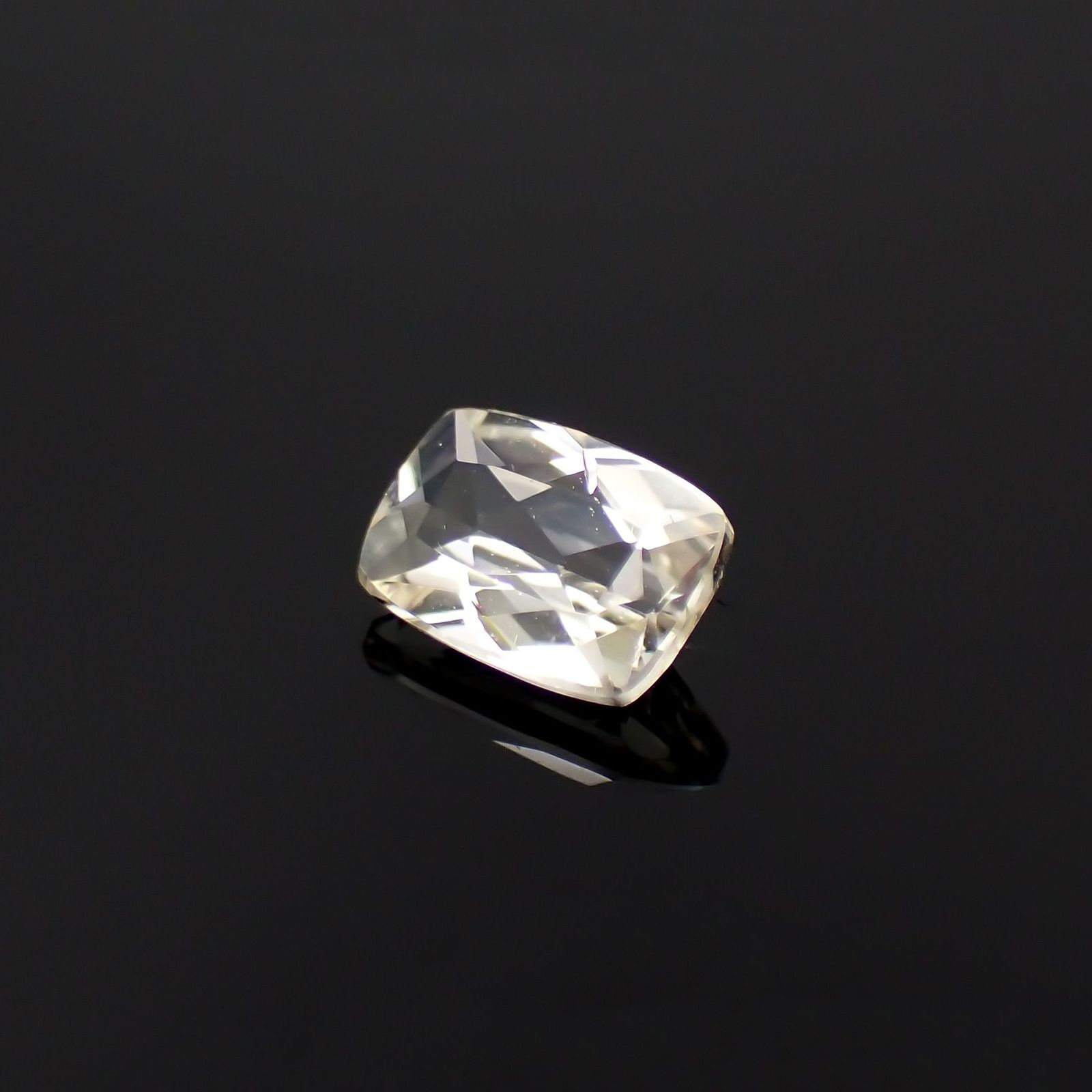 イエロースキャポライト(宝石名イエロー・スキャポライト)ブラジル・ミナスジェライス産 識別済 0.73ct / 7x4.7mm前後 [221219634]