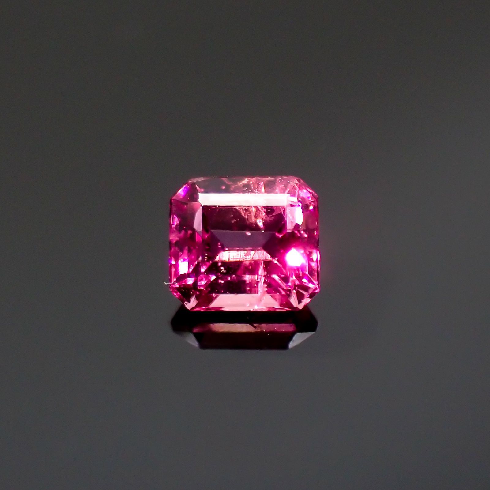 レッドベリル(宝石名レッド・ベリル)アメリカ・ユタ州産 0.12ct 識別済[220515848]3x2.7mm前後