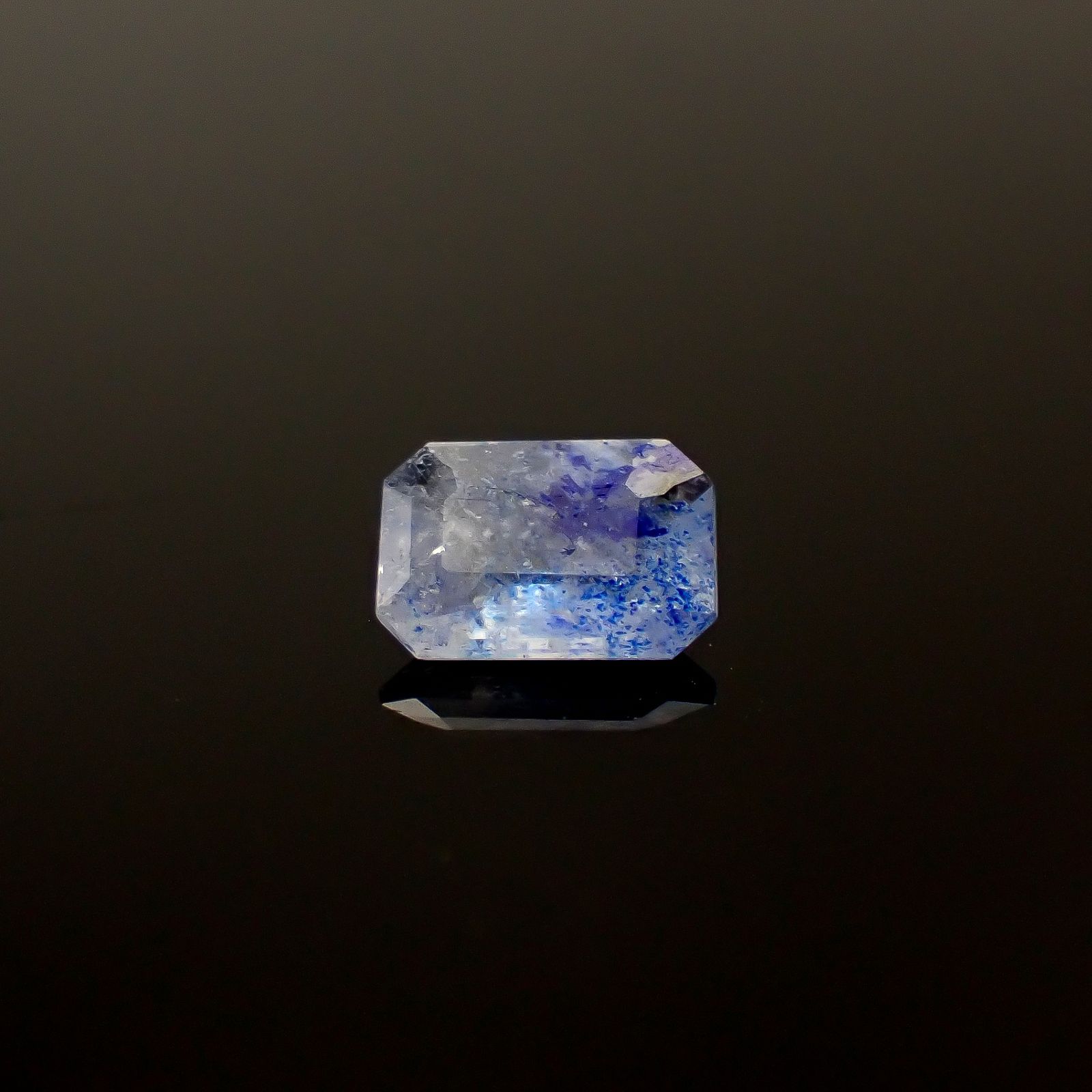 ラズライトインソーダライト フルオレッセンス アフガニスタン産 0.47ct [250530471]6.6x4.7mm前後