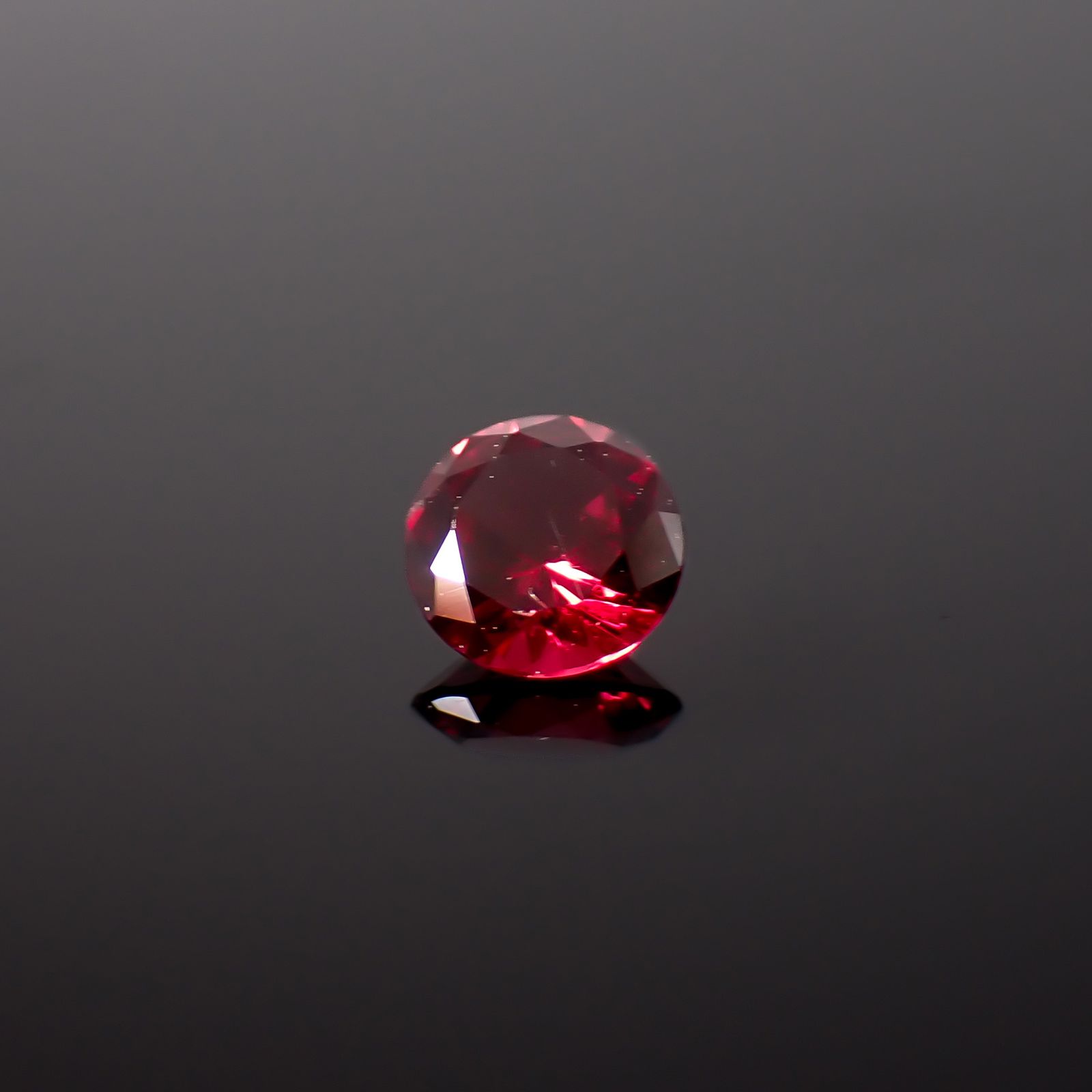 レッドスピネル タンザニア産 0.28ct / 4.2x4.2mm前後 [260732560]