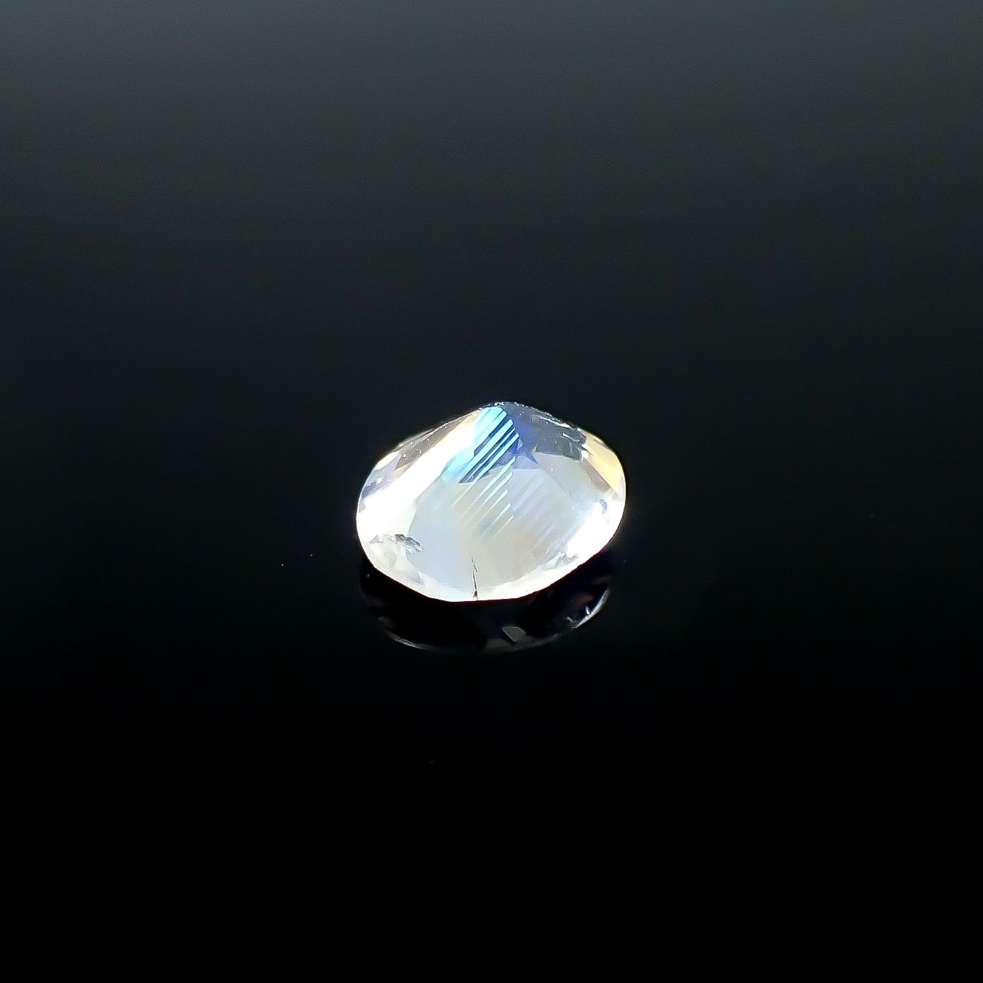 レインボームーンストーン タンザニア産 0.42ct [250730918]5.8x4.9mm前後