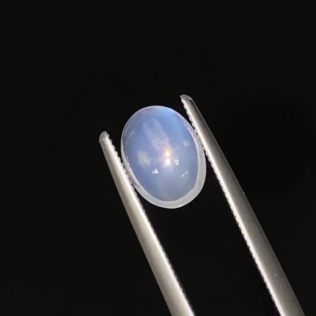 クリアな輝きと蛍光性が魅力「オーソクレース」を宝石・鉱物視点から