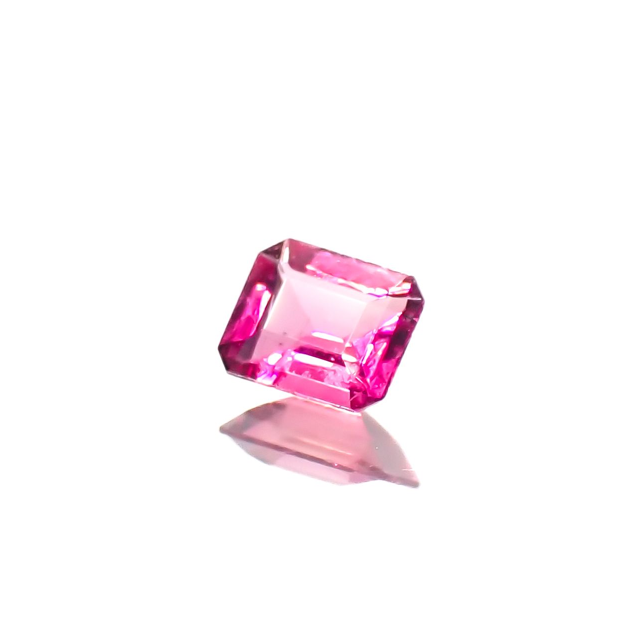 レッドベリル(宝石名レッド・ベリル)アメリカ・ユタ州ワーワーマウンテン産 0.112ct ソ付(彩珠)[231124073]3.4x2.8mm前後