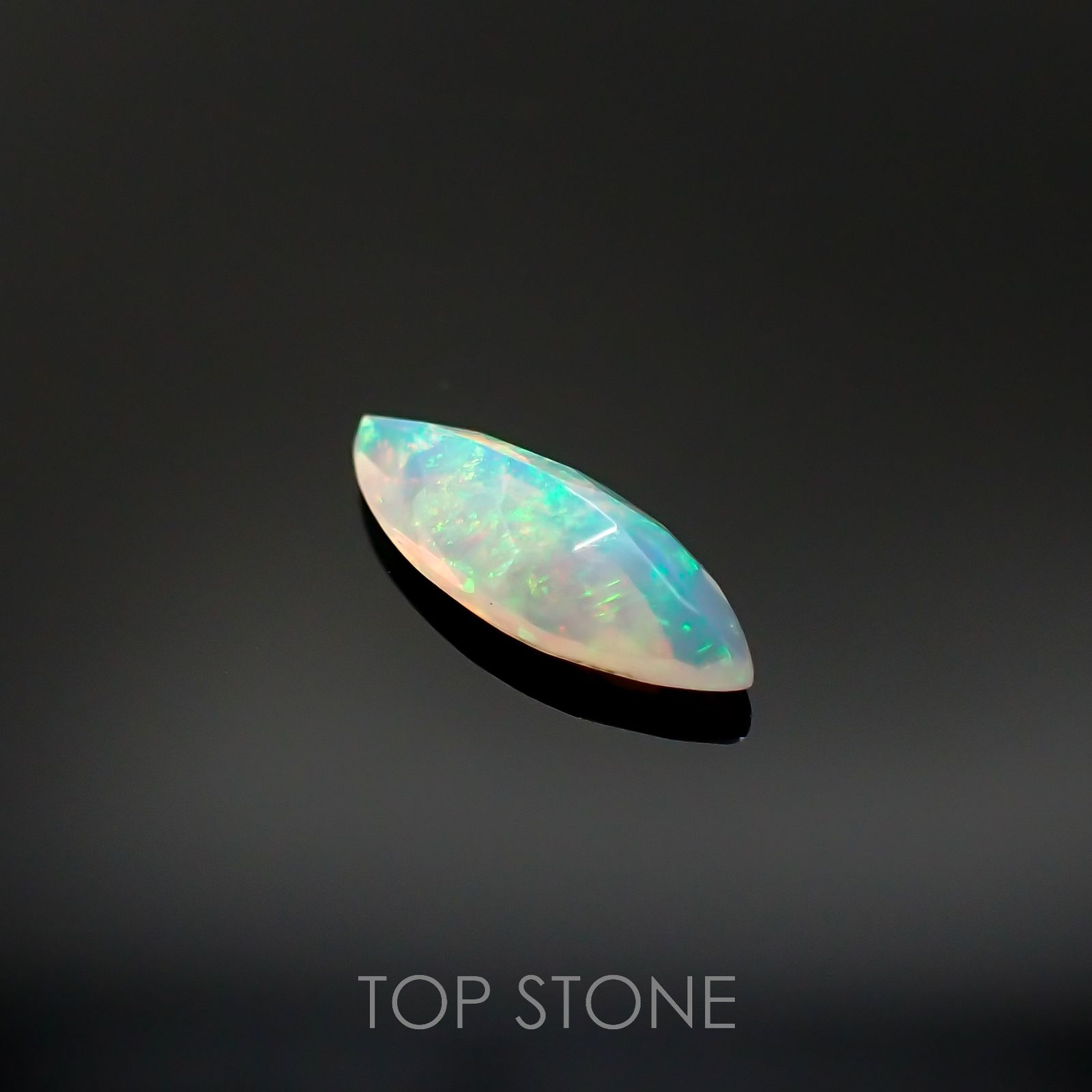 エチオピアオパール(宝石名オパール)エチオピア産 0.79ct 識別済[220917700]13.2x5.2mm前後