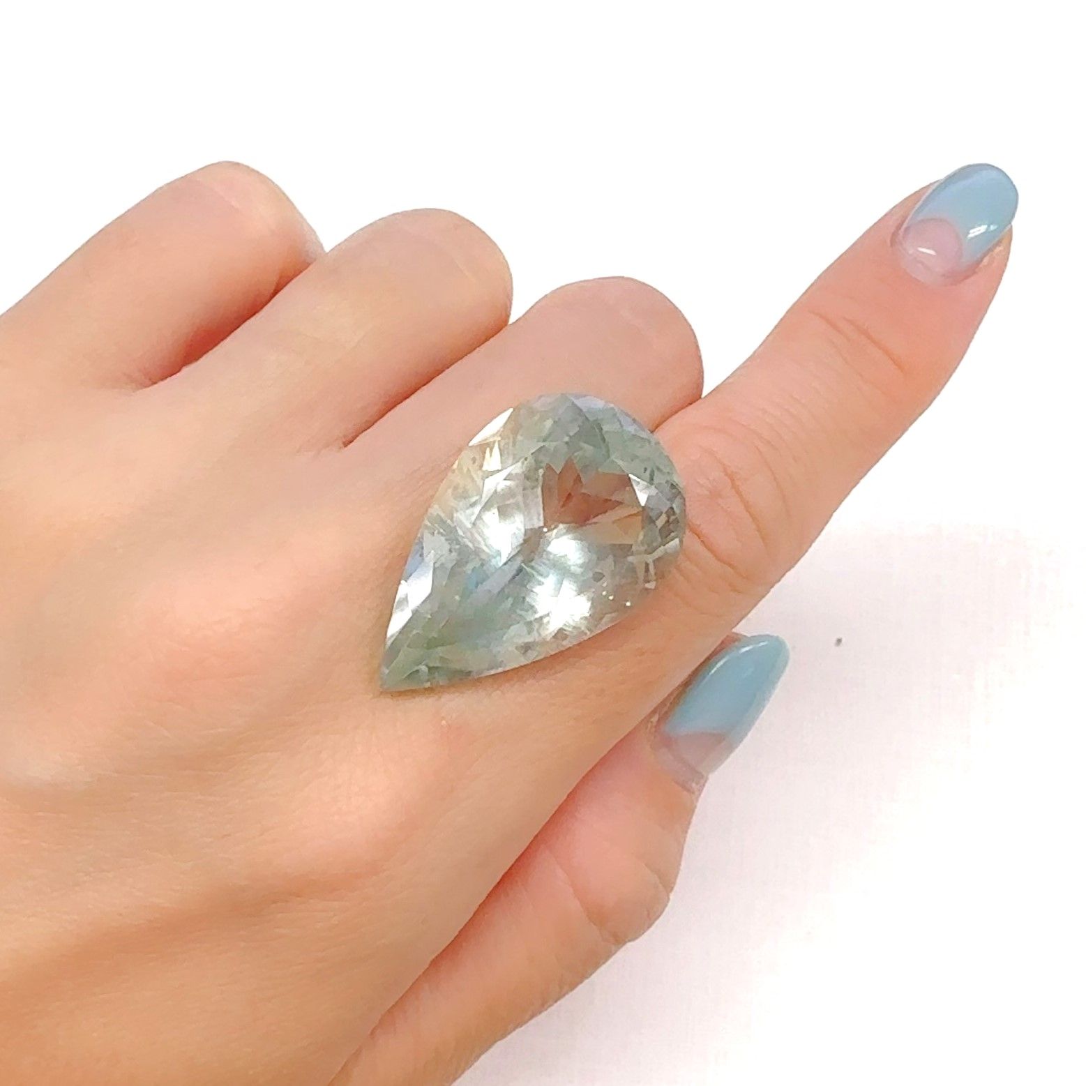 バイカラーニードルイントパーズ(チューブイントパーズ) ブラジル産 51.13ct[240928697]31.4x19.9mm前後