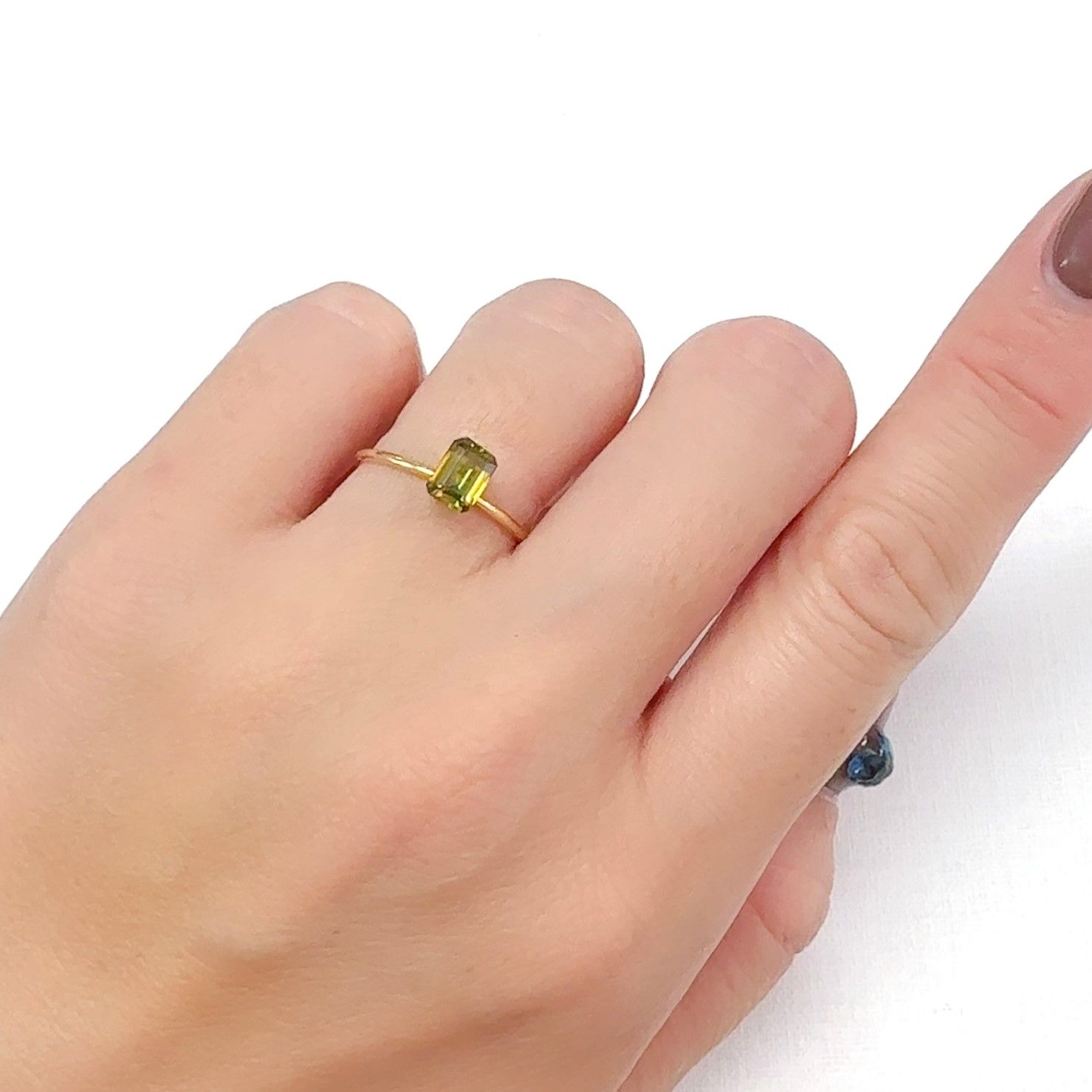 カラーチェンジスフェーン(宝石名スフェーン / カラーチェンジ・タイプ)パキスタン産 0.67ct 識別済[240627954]6.1x4.4mm前後