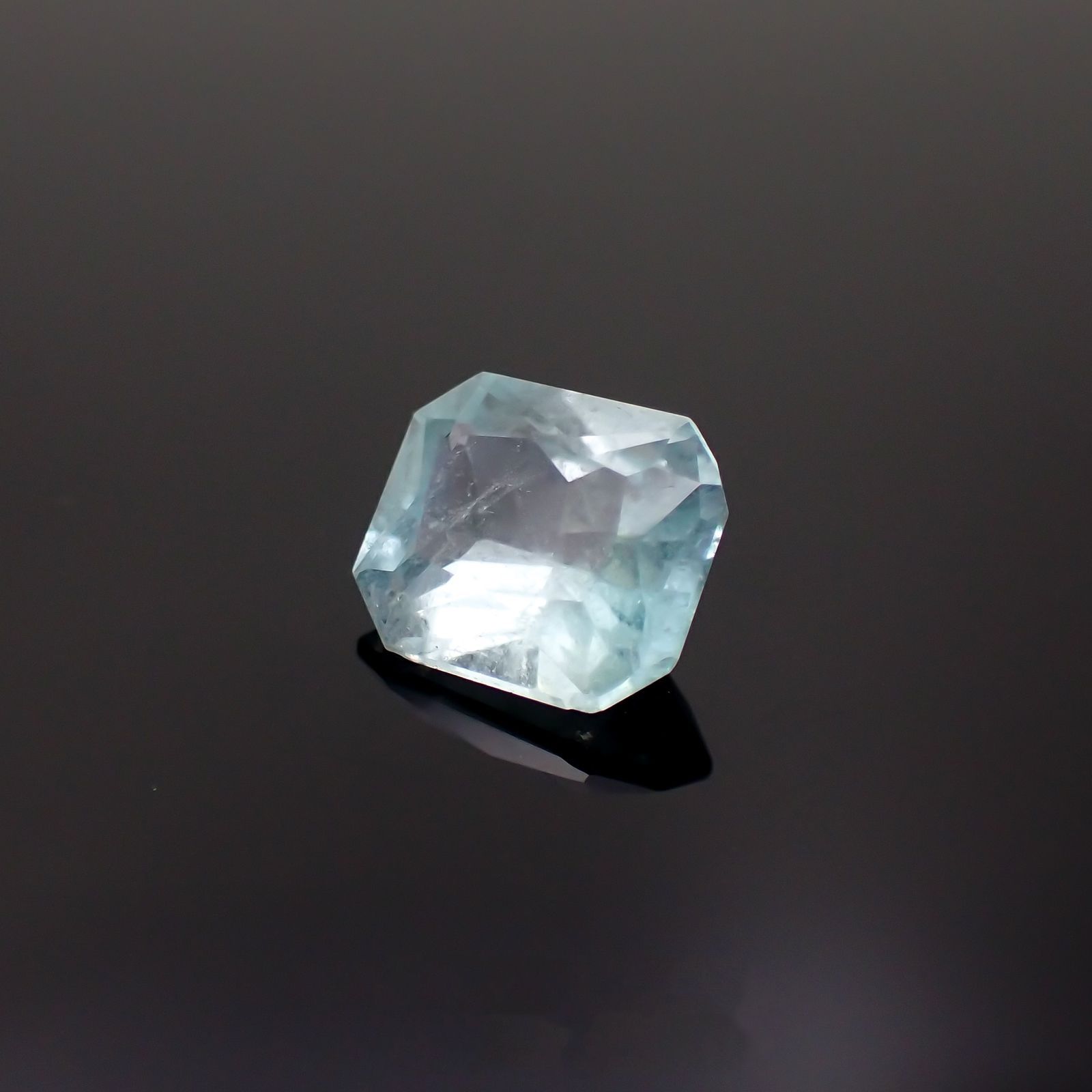 ユークレース(宝石名ブルー・ユークレース)コロンビア産 1.989ct ソ付(彩珠)[221018680]8.6x7.3mm前後