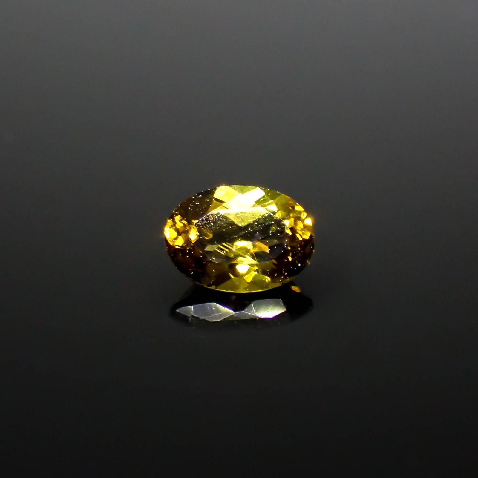 クリノゾイサイト(宝石名クリノゾイサイト)パキスタン産 0.53ct 識別済[250630593]6x4.3mm前後