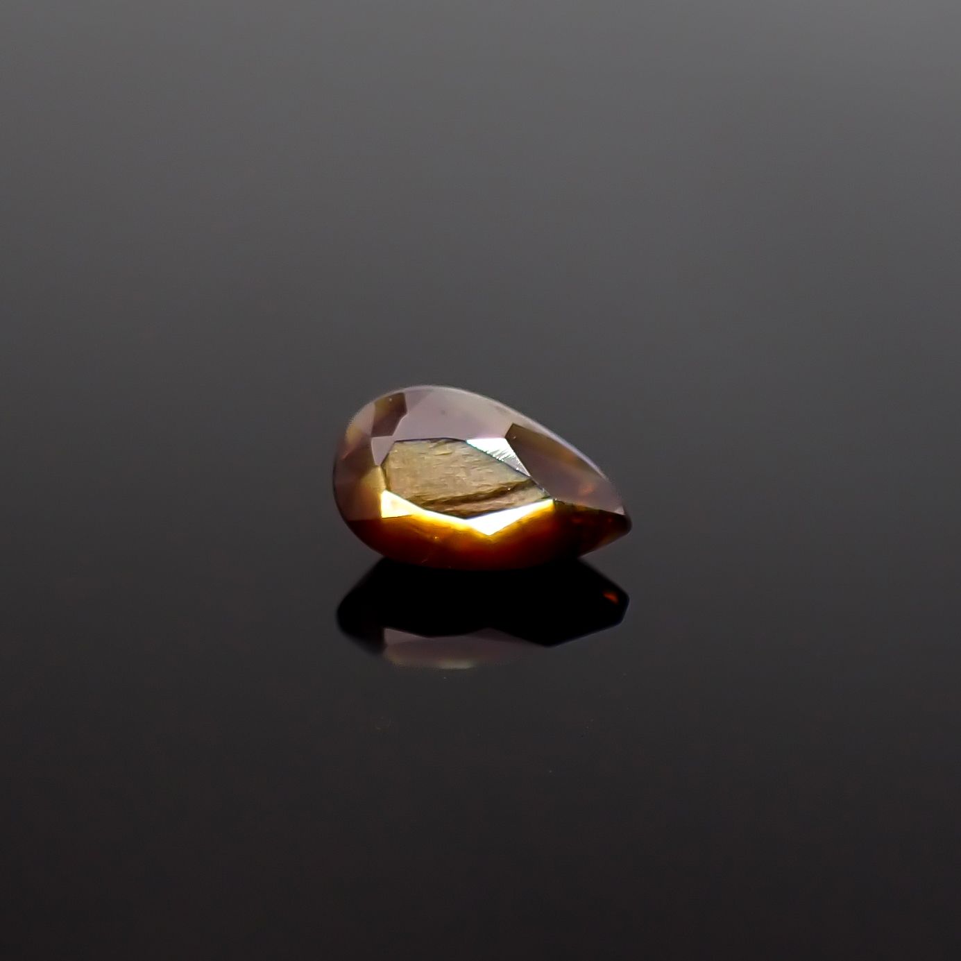 レインボーガーネット 日本・奈良県産 1.83ct / 9.3x5.6mm前後 [260432089]