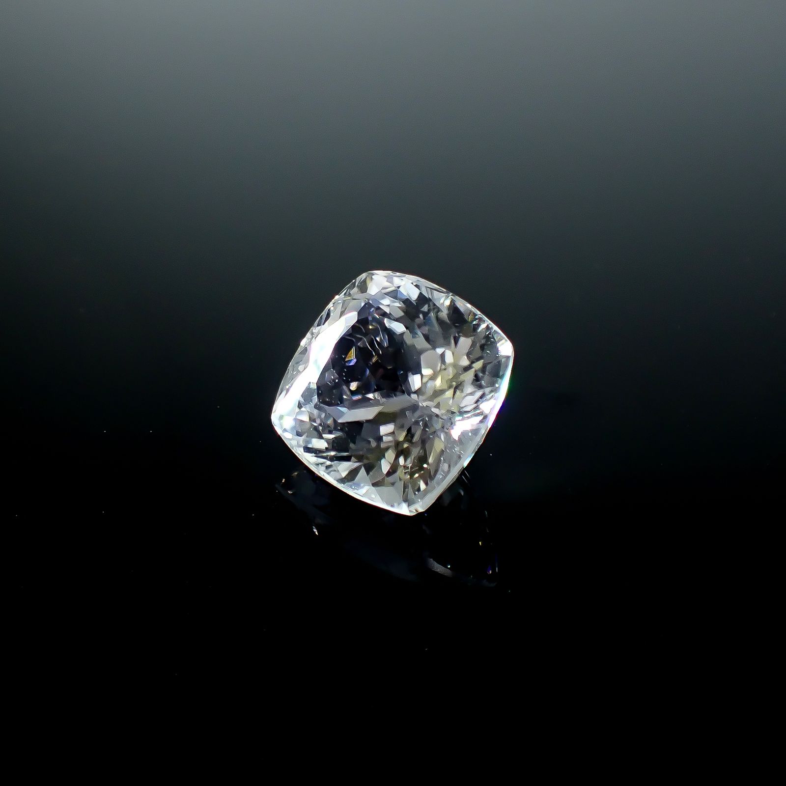 ブルースポジュミン フルオレッセンス(宝石名スポジュミン)アフガニスタン産 13.56ct ソ付(彩珠)[221018695]14x13.7mm前後