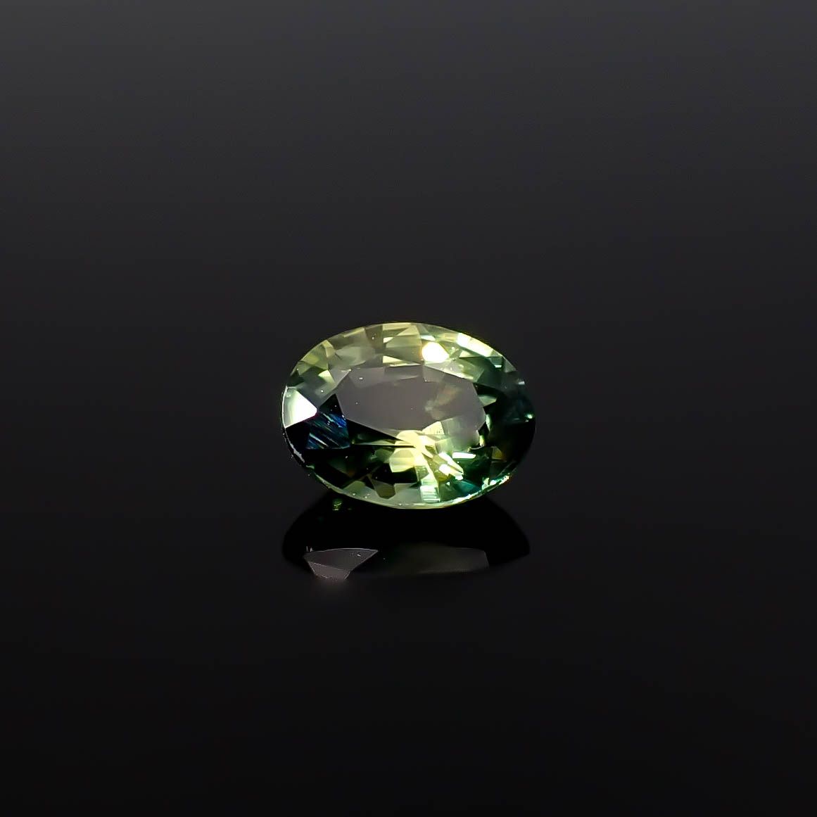 バイカラーサファイア タンザニア産 0.44ct / 5x4mm前後 [250931132]