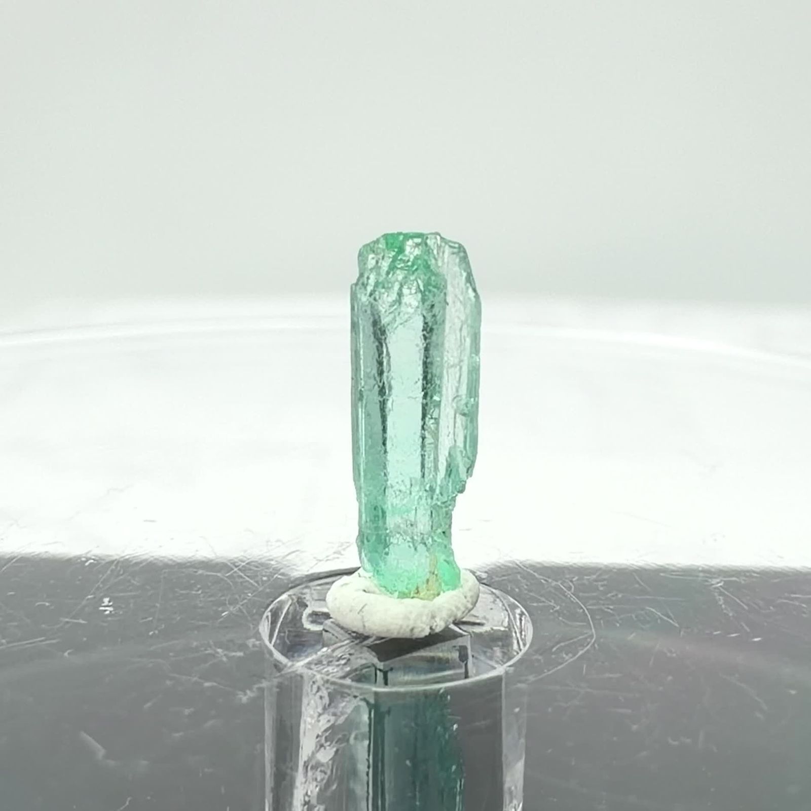 ミントベリル柱状結晶 原石 ナイジェリア産 0.97ct / 12.6x4.2mm前後