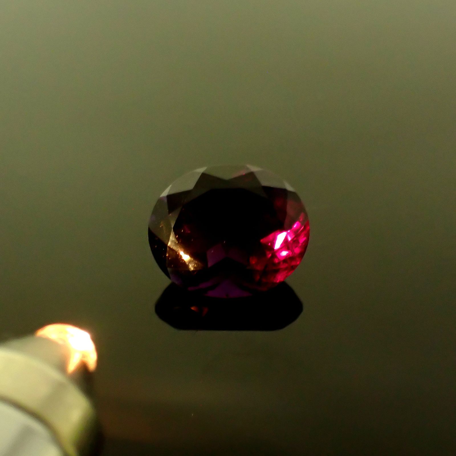 カラーシフトアメジスト ブラジル/ウルグアイ産 15.41ct / 17.8x14.7mm前後 [260131605]