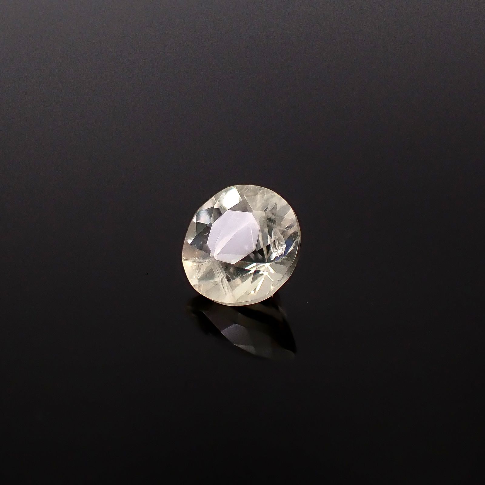 リューサイト 遊色効果あり イタリア産 0.69ct / 6x6mm前後 [260131560]