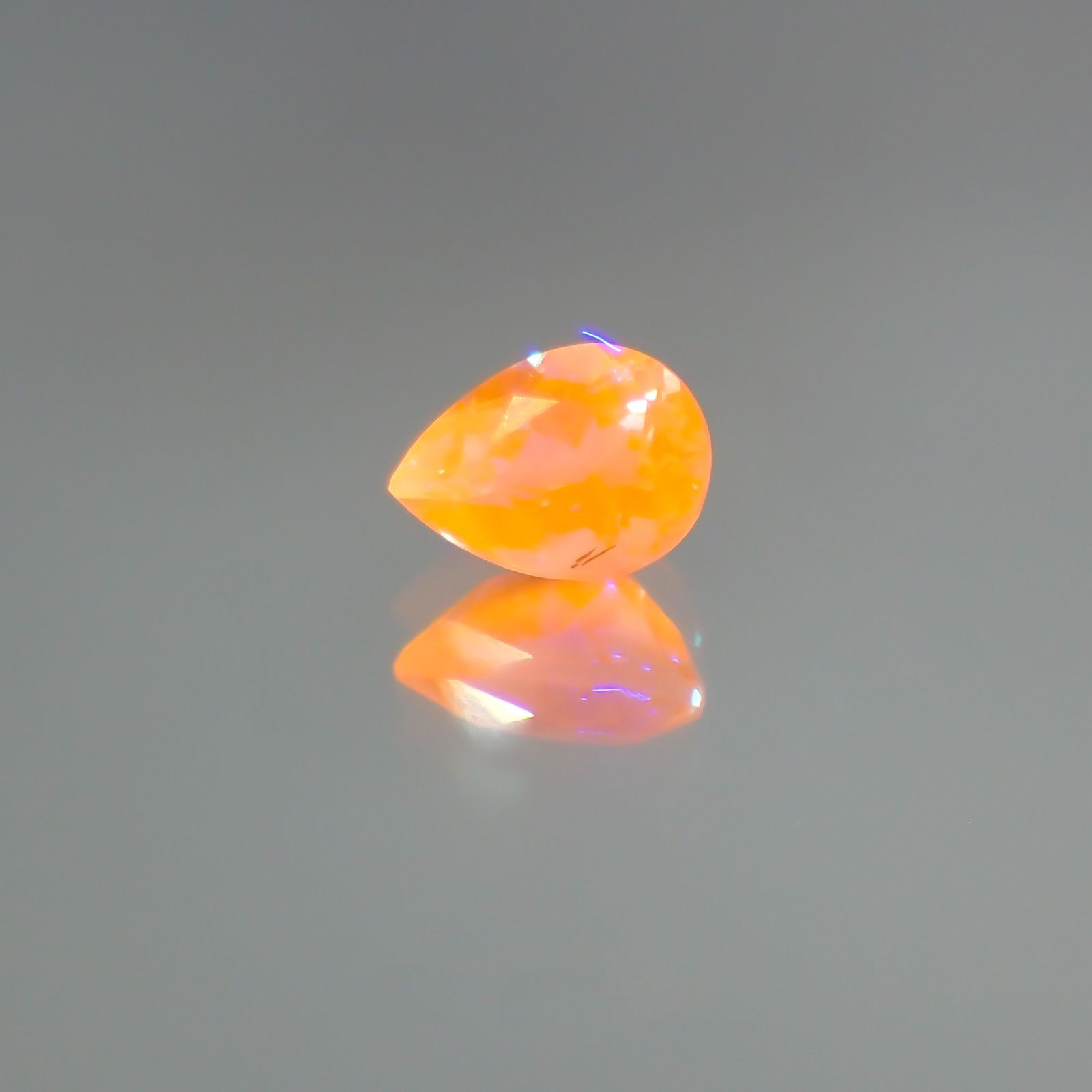 アウイナイト フルオレッセンス(宝石名アウイナイト) ドイツ産 0.177ct ソ付20063342[20063070]4.5×3.3mm前後