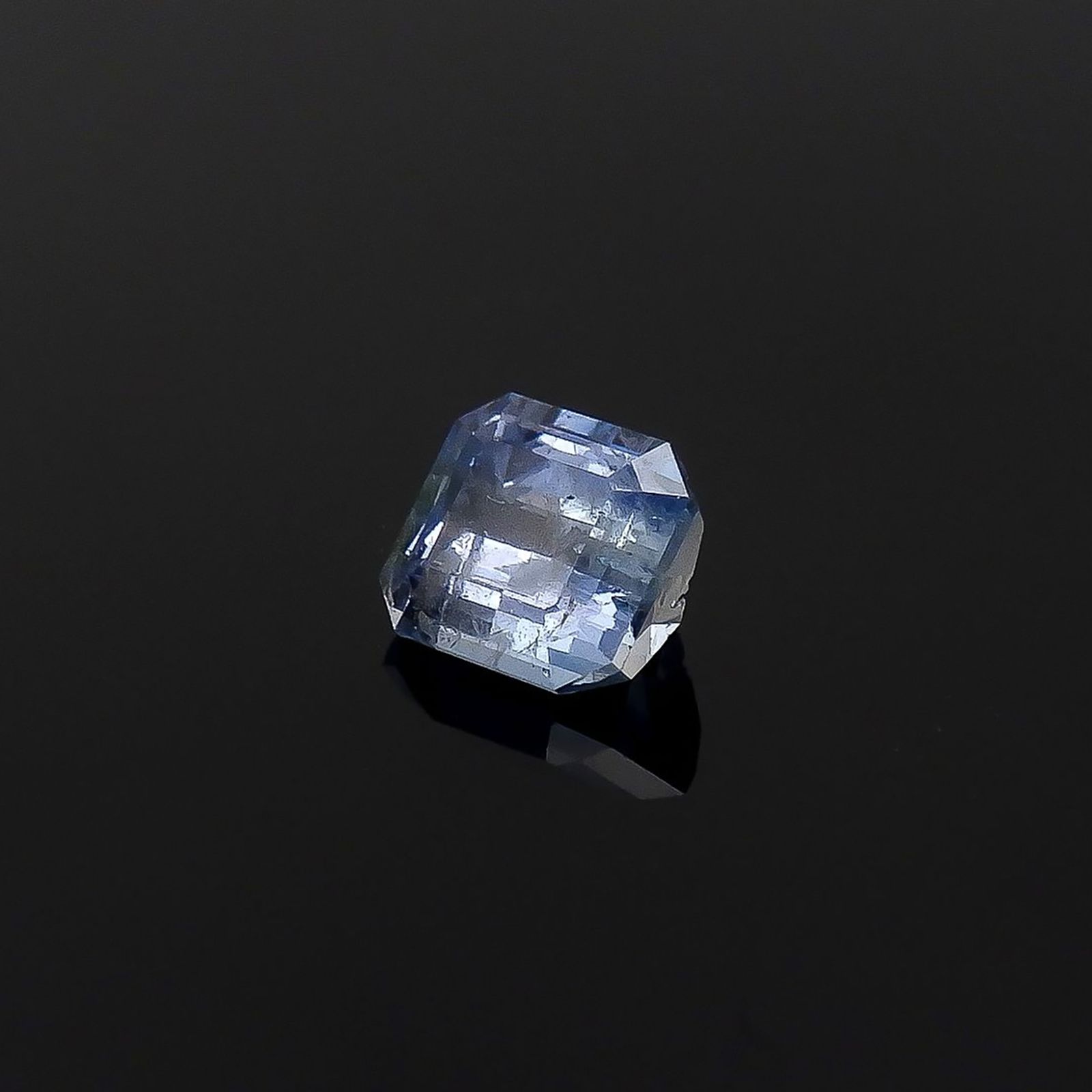 ジェレメジェバイト(宝石名エレメジェバイト)ナミビア産 ソ付(彩珠) 0.508ct / 4.6x4.3mm前後 [220717078]