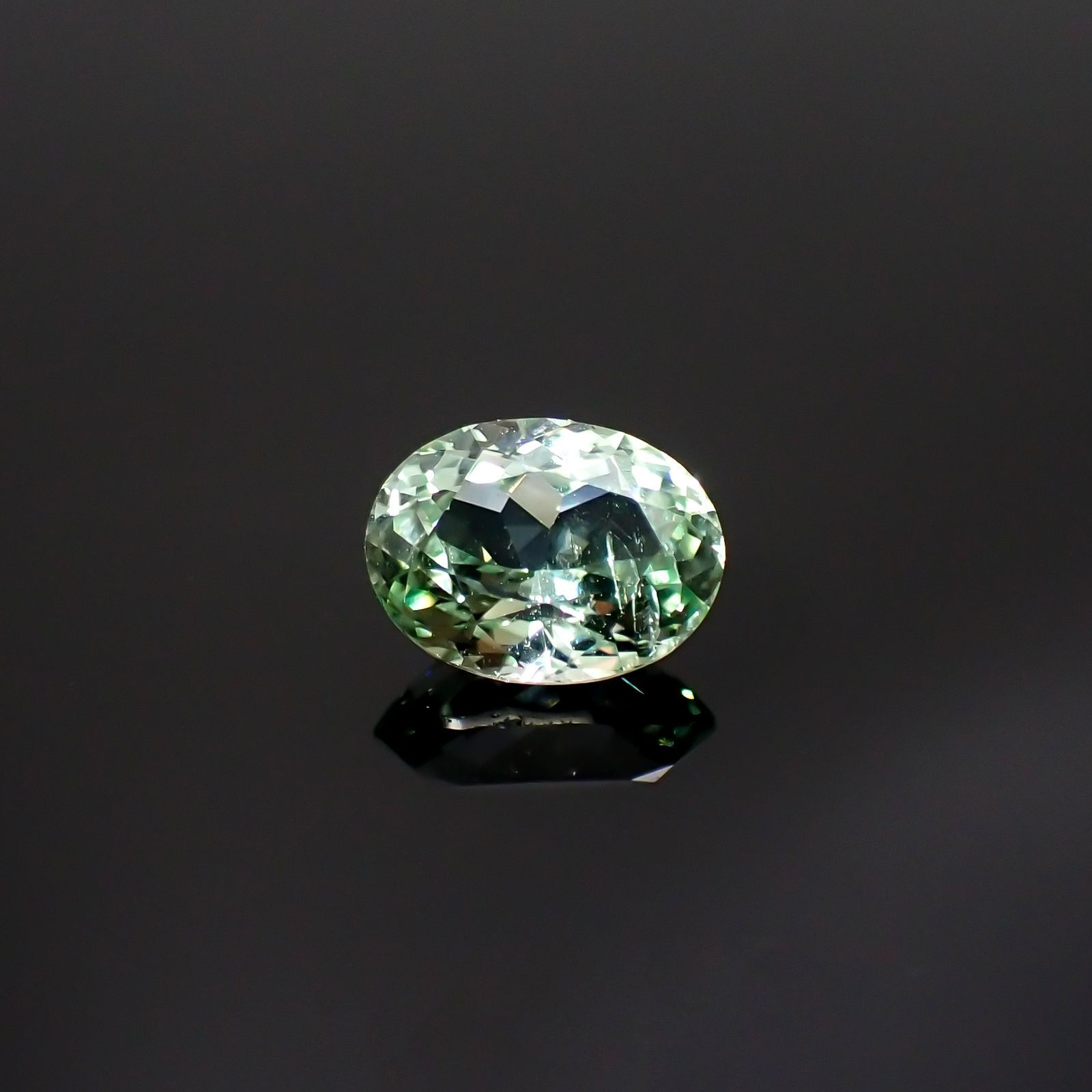 バナジウムコーネルピン(宝石名コーネルピン)タンザニア・タンガ州産 識別済 1.34ct / 7.7x5.8mm前後 [220115634]