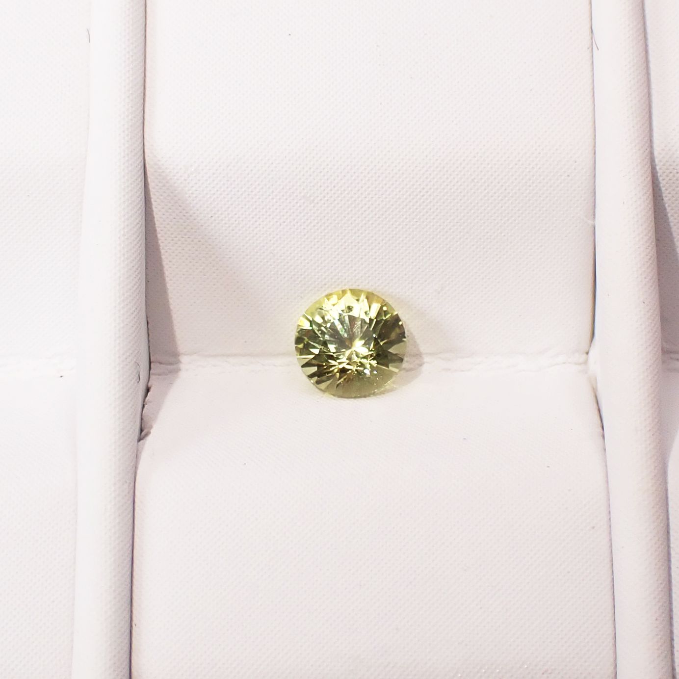 イエローサファイア スリランカ/マダガスカル産 0.17ct / 3.2x3.2mm前後 [250931139]