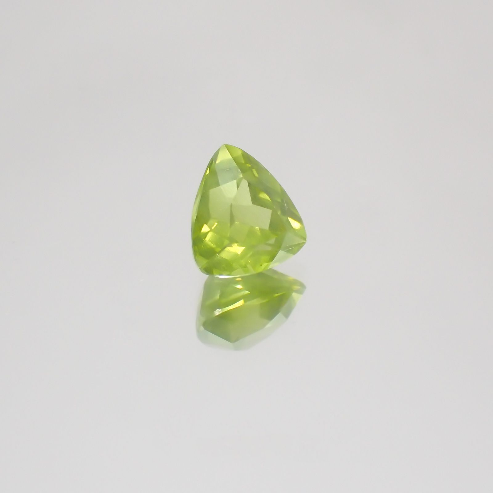グリーンエンスタタイト(宝石名グリーン・エンスタタイト)カメルーン産 0.71ct 識別済[231224392]5.6x5.2mm前後