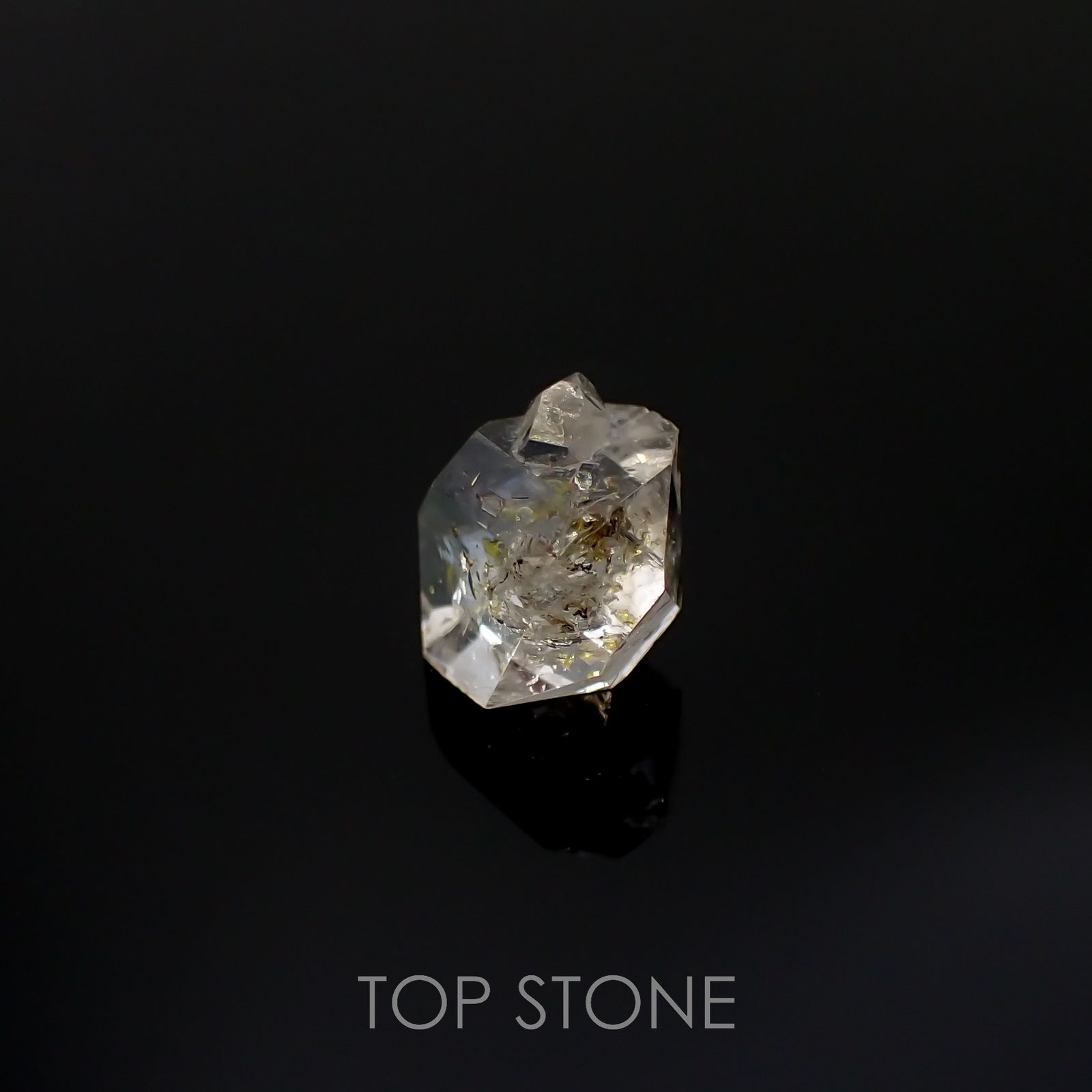オイルインクォーツ 原石 パキスタン産 1.60ct[220616494]7.9x7.1mm前後