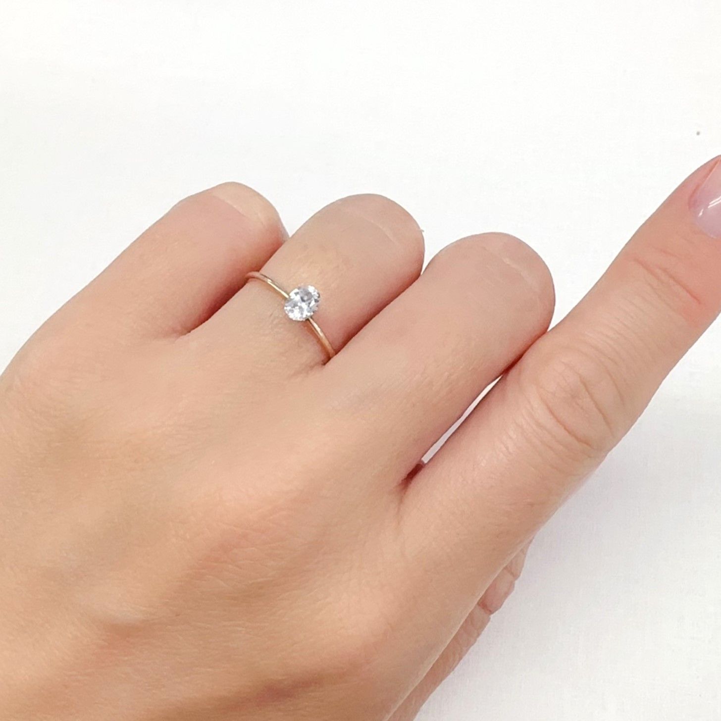 カラーレスサファイア スリランカ産 0.43ct[240527479]5.1x3.8mm前後