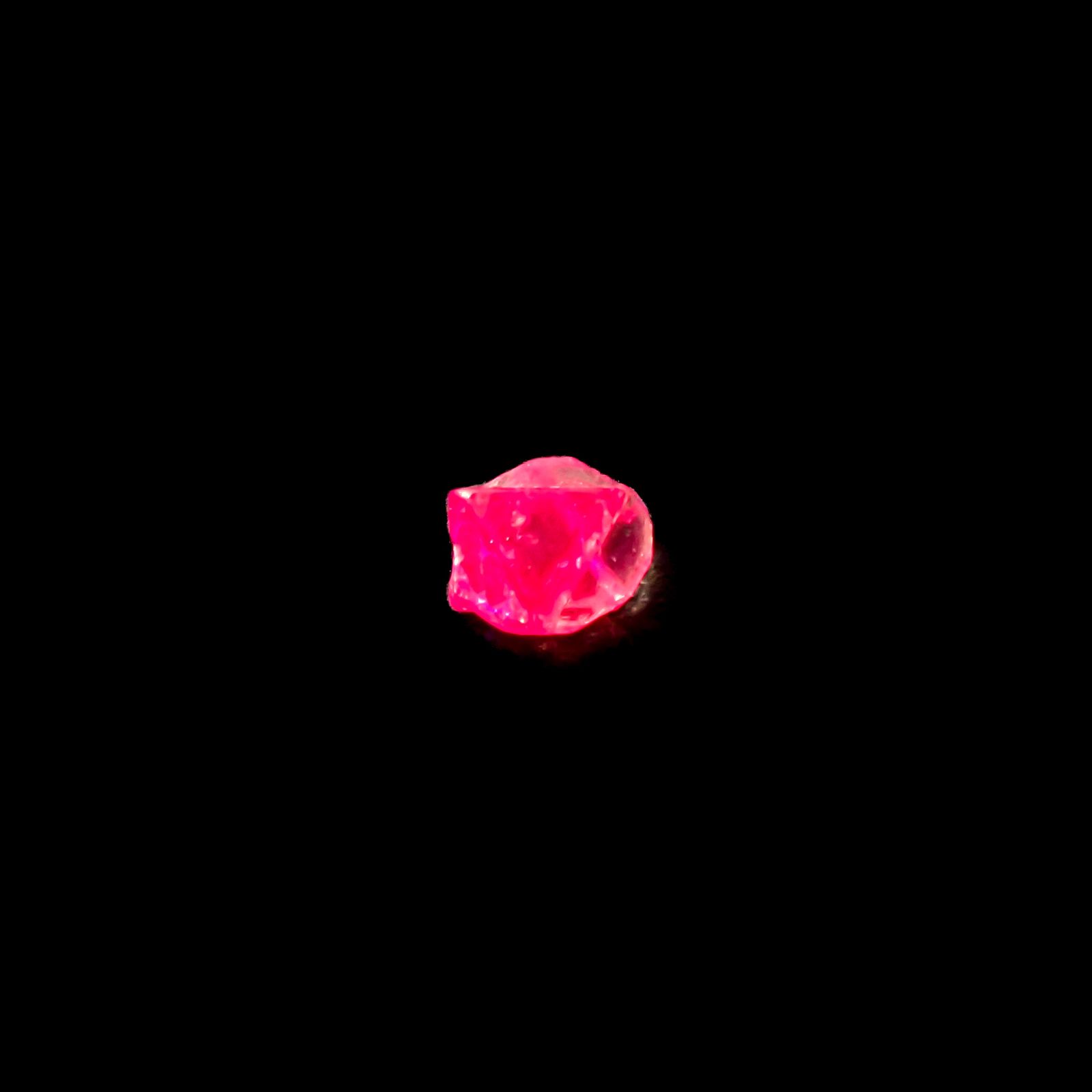 ツインクリスタルスピネル(スピネル式双晶) 原石 ビルマ産 0.10ct[240628434]2.7x2.5mm前後