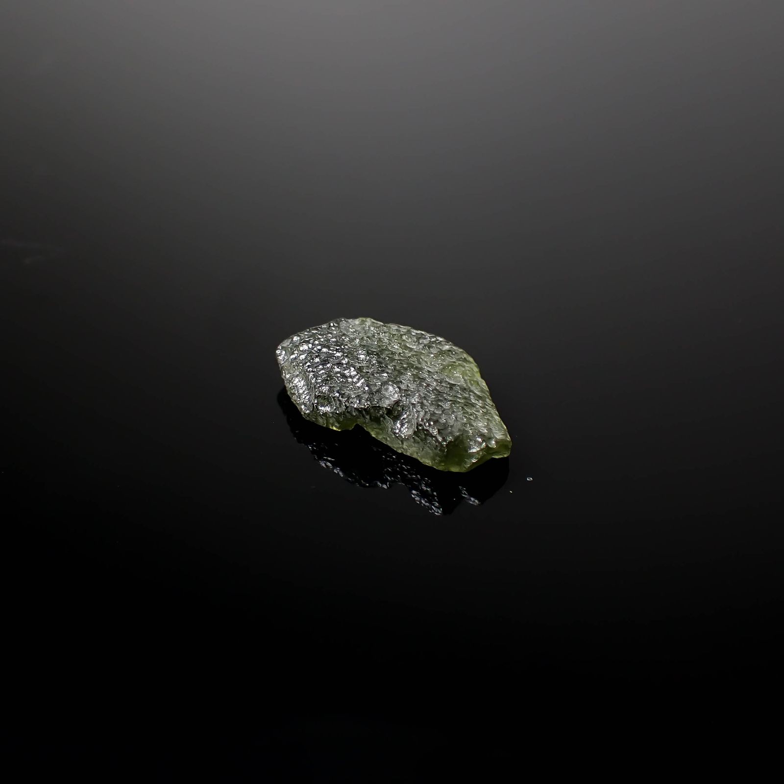 モルダバイト 原石 発見地：旧チェコスロバキア 7.27ct [241029290]15.6x19.1mm前後