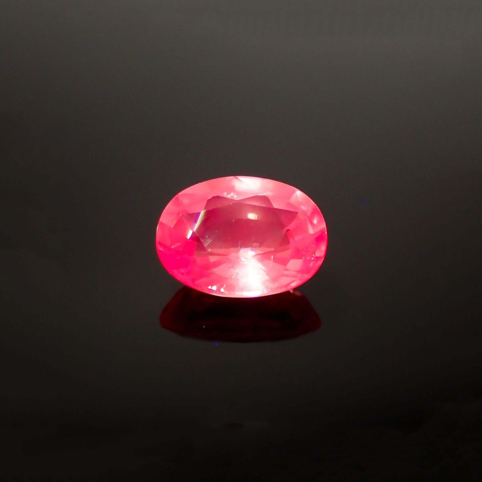 ピンクスピネル(宝石名ピンク・スピネル)タンザニア産 ソ付(彩珠) 1.306ct / 7.7x5.9mm前後 [260222577]