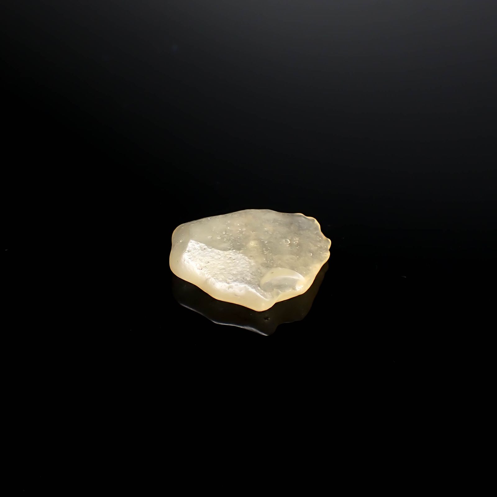 リビアングラス 原石 発見地：エジプト・リビア砂漠 10.70ct [241029289]22.5x19.4mm前後