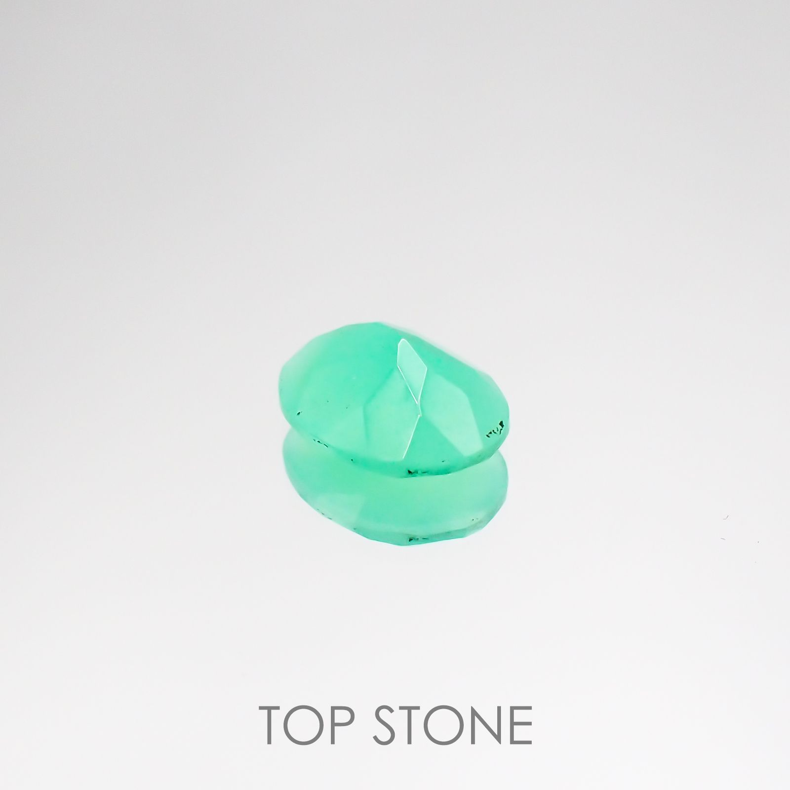 グリーンオパール(宝石名コモンオパール) 南アフリカ産 1.08ct 識別済[210611387]8.9×7.1mm前後