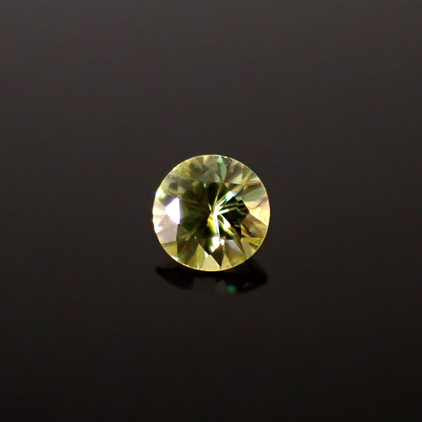 スフェーン(宝石名スフェーン)マダガスカル産 識別済 0.35ct / 4.4x4.4mm前後 [251231364]