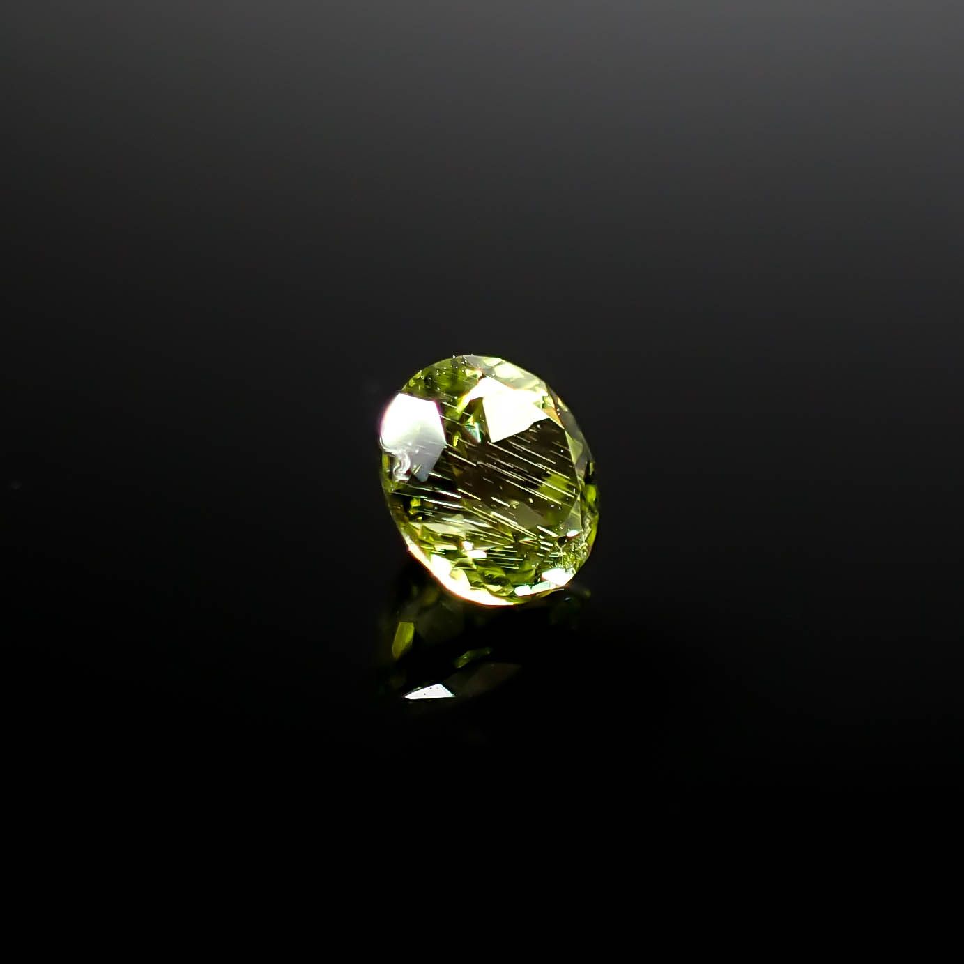 パラサイティックペリドット 採取地：インドネシア・ジェパラ 0.24ct [250730747]3.7x3.7mm前後