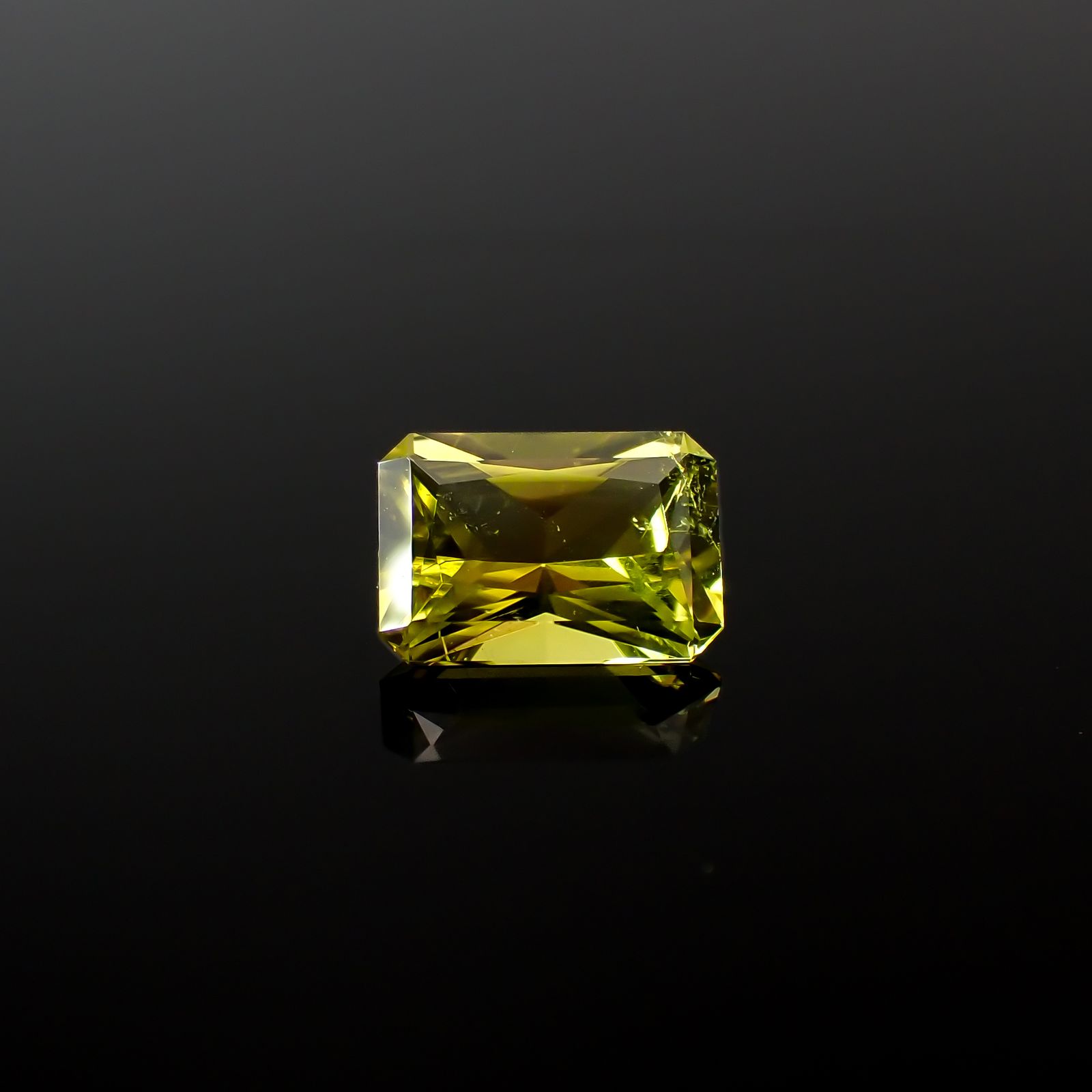 カナリートルマリン ザンビア・カナリー鉱山産 0.88ct[240527565]7.1x4.9mm前後