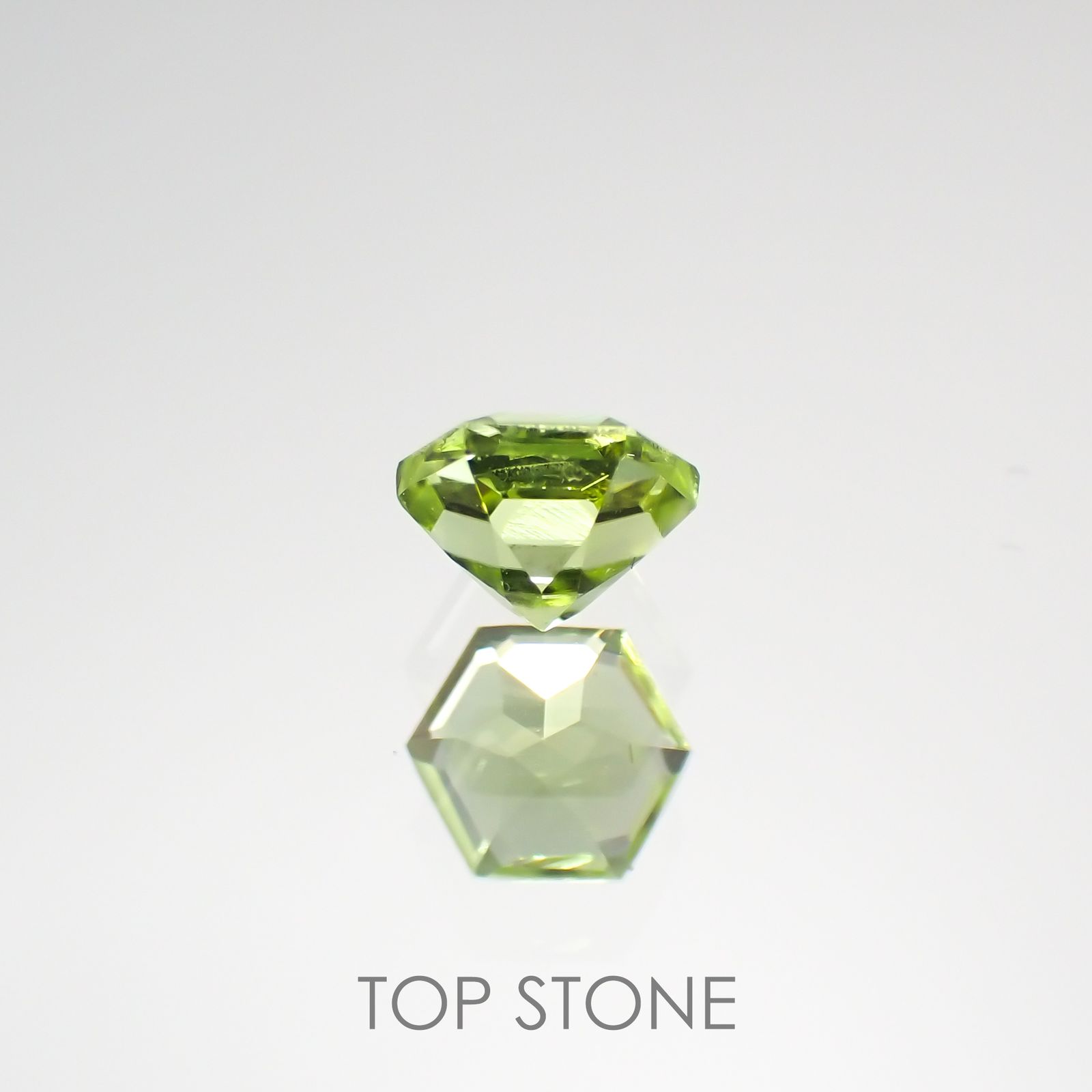 ◇ヘキサゴンカット◇ペリドット(宝石名ペリドット) パキスタン産 0.36ct 識別済[210813095]4×4mm前後