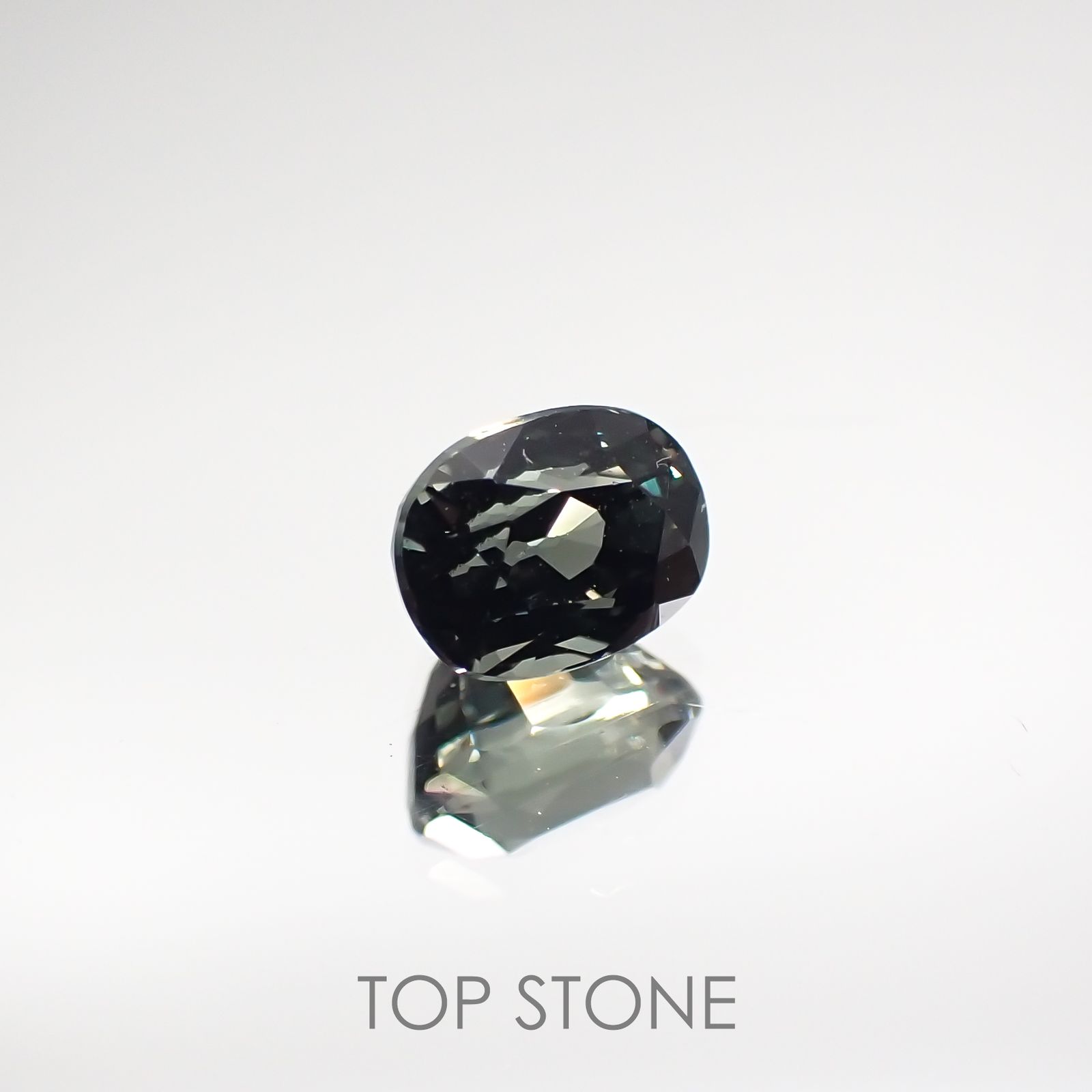 カラーチェンジガーネット(アレキタイプ)(宝石名ガーネット/カラーチェンジタイプ) マダガスカル・ベキリー産 0.55ct 識別済[210711807]4.8×3.6mm前後
