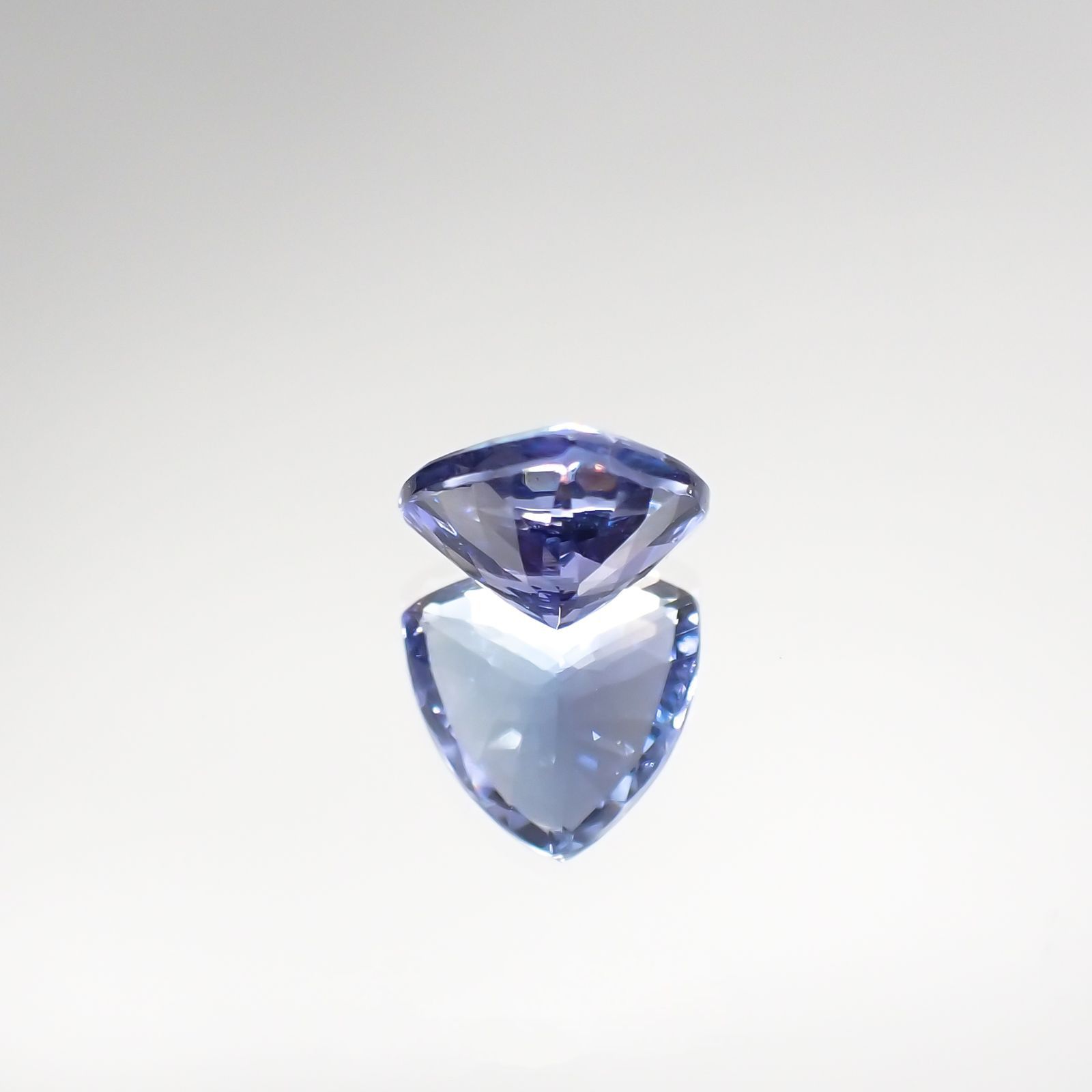 バイカラータンザナイト(宝石名タンザナイト) タンザニア産 1.250ct ソ付(彩珠)[210711818]7×7mm前後