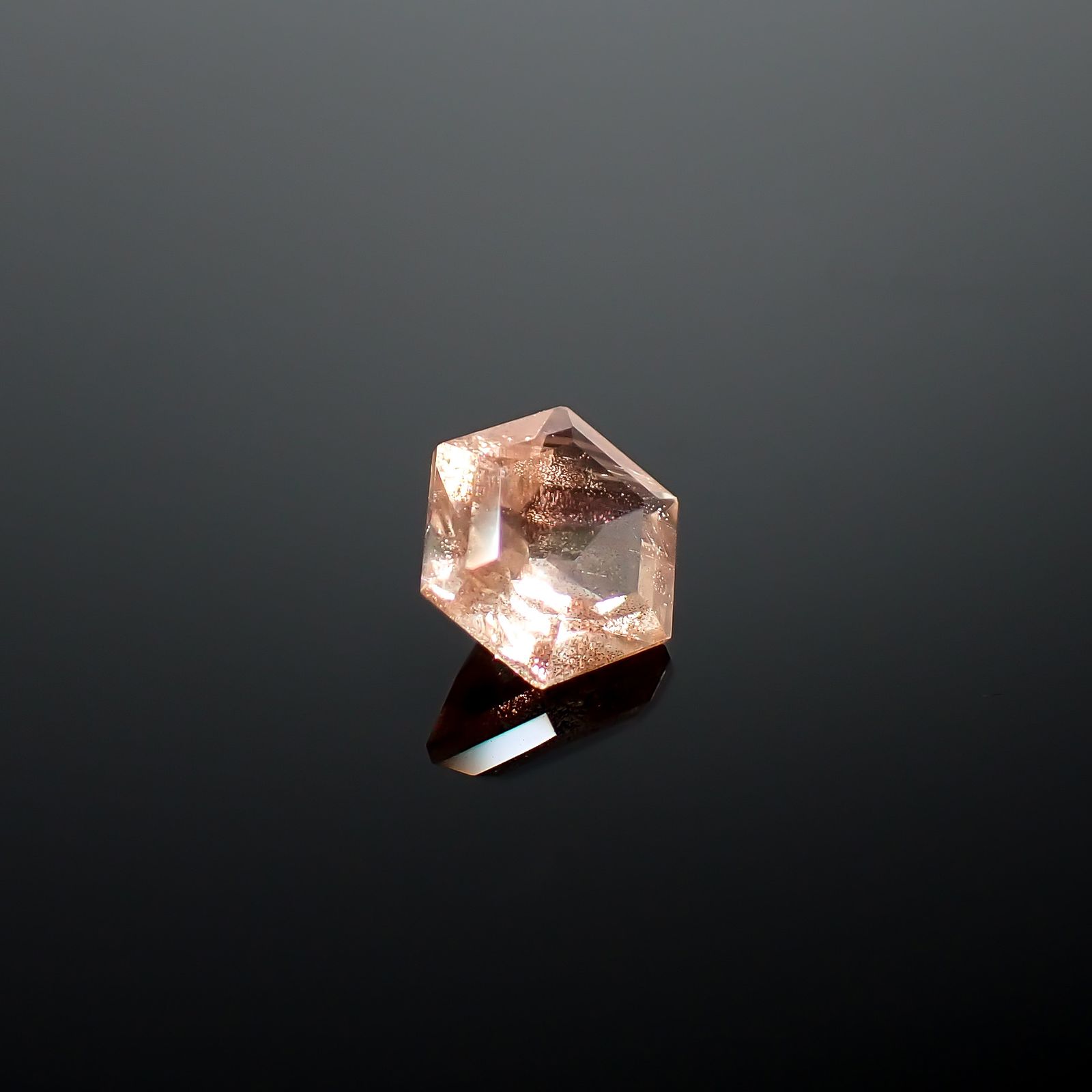 ◇ヘキサゴンカット◇オレゴンサンストーン アメリカ・オレゴン州産 0.65ct / 5.5x5.5mm前後 [260732644]