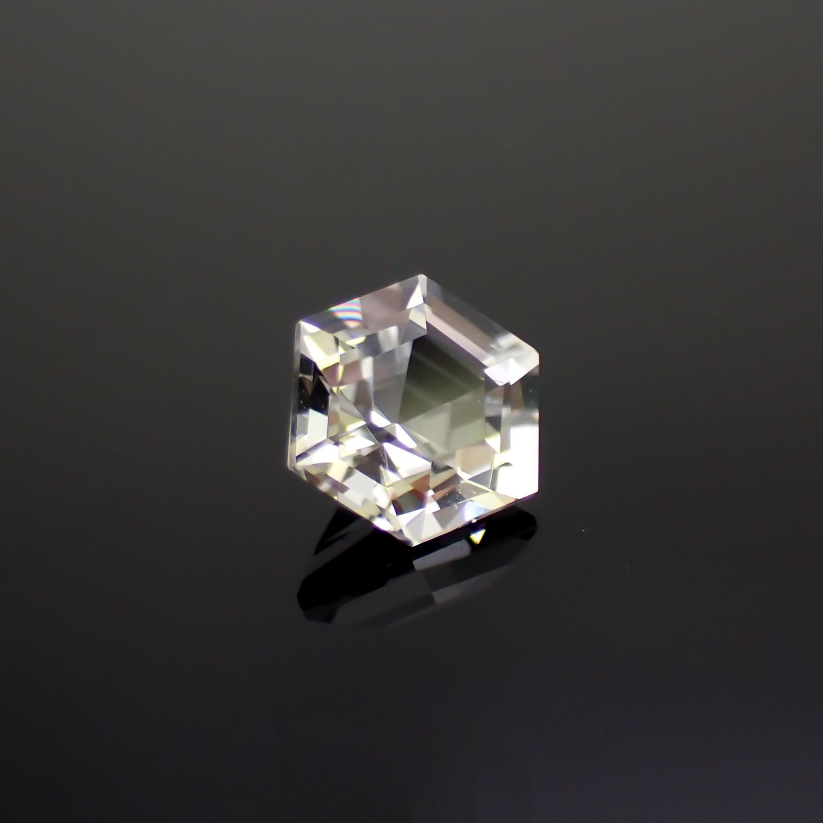 ◇ヘキサゴンカット◇レムリアンシードクリスタル(保証シール付き) ブラジル産 0.81ct[221018280]5.8x5.8mm前後