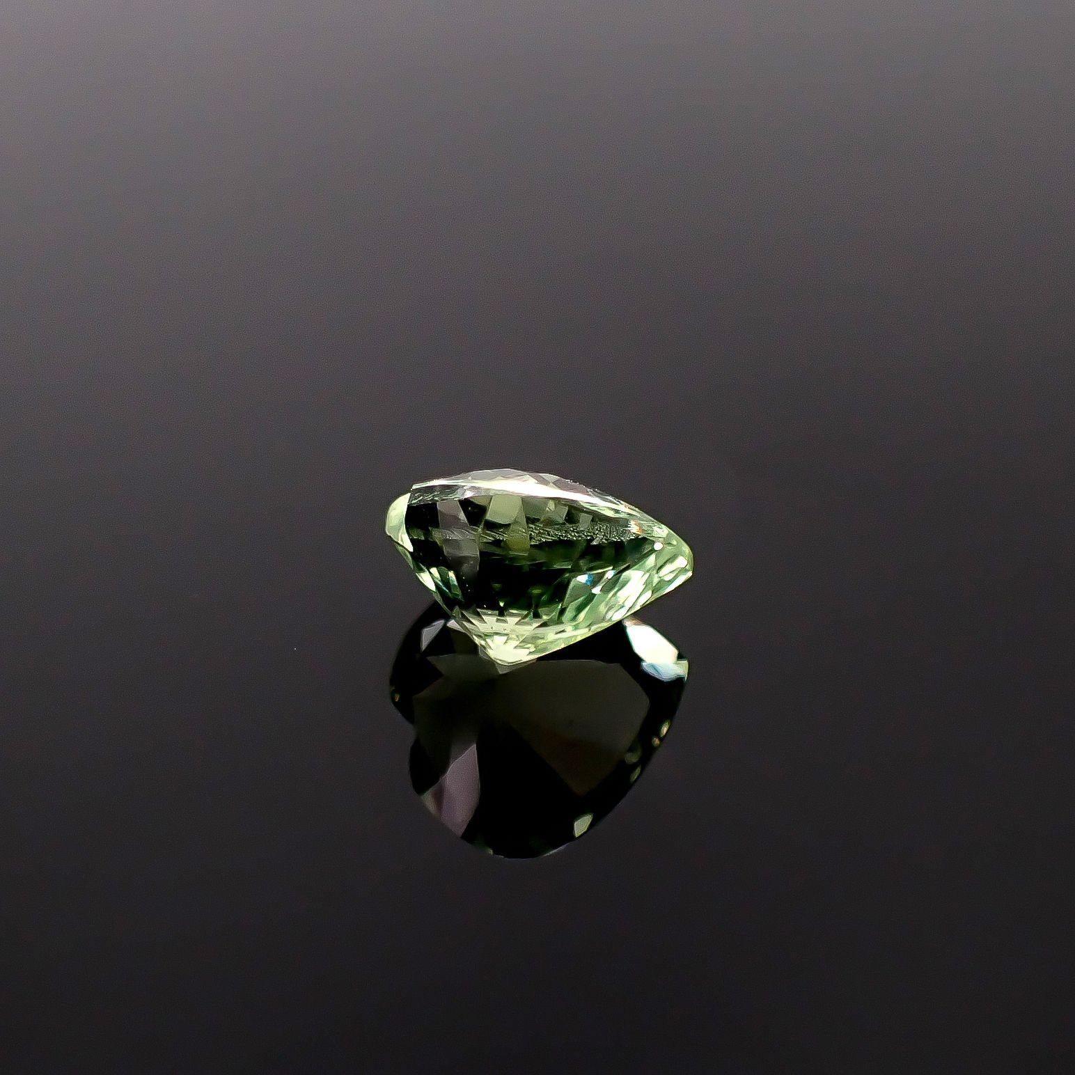 バナジウムクリソベリル(宝石名クリソベリル)マダガスカル産 ソ付(日独) 1.976ct / 8x8mm前後 [260131600]