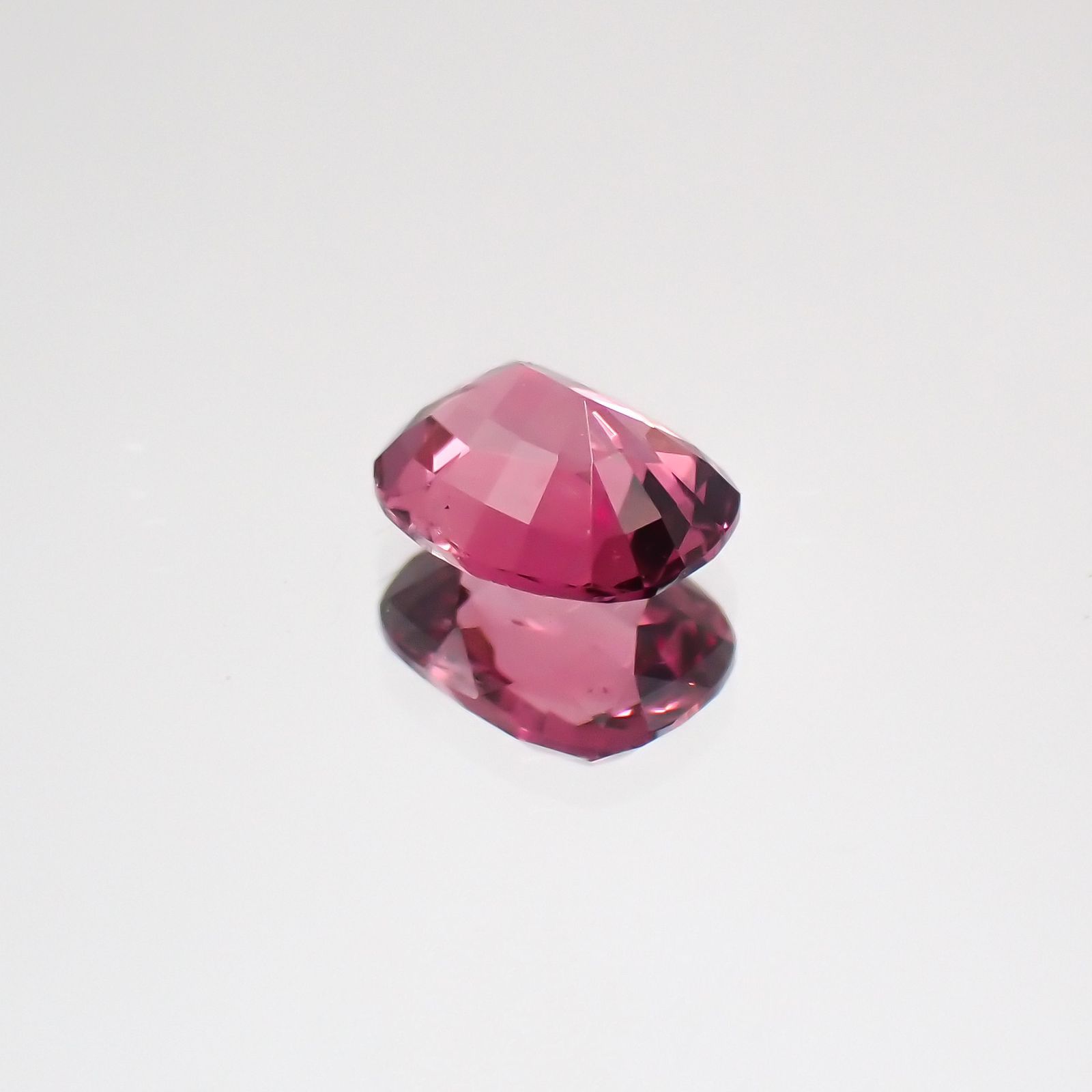 ホットピンクスピネル(宝石名ピンク・スピネル) タンザニア産 0.35ct 識別済[210510852]4.7×3.7mm前後