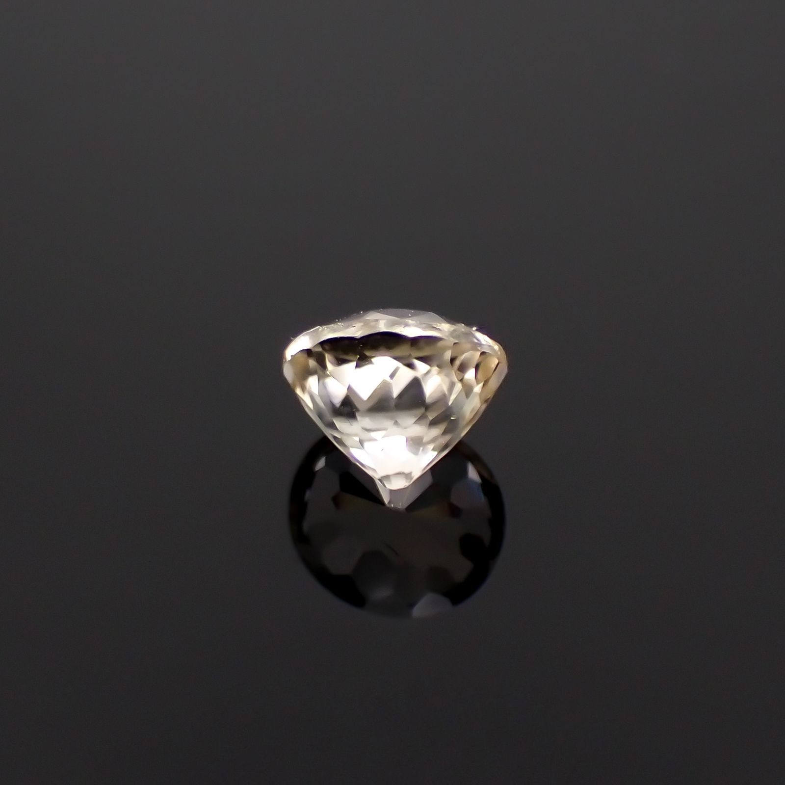 シンハライト(宝石名シンハライト)スリランカ産 識別済 0.53ct / 4.9x4.4mm前後 [260419709]