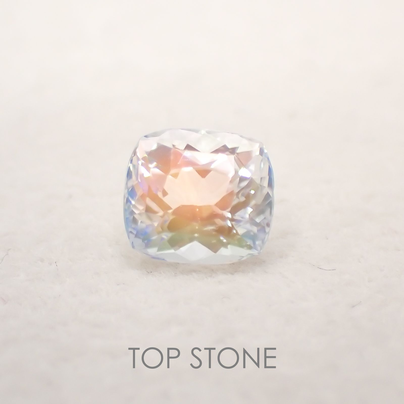 レインボームーンストーン(アンデシンラブラドライト) マダガスカル産 ルース 0.72ct[21059637]5.7×5.1mm前後