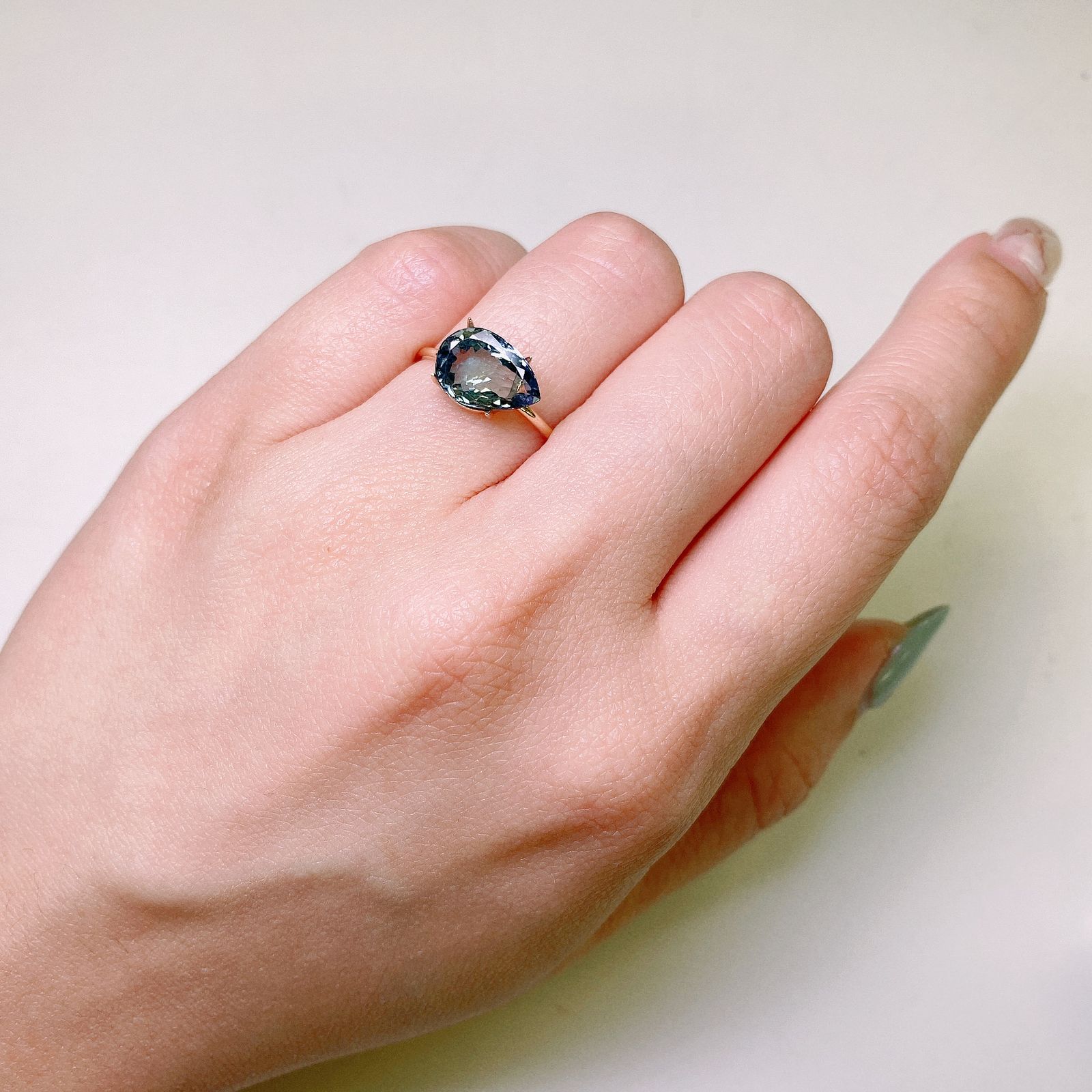 バイカラータンザナイト(宝石名ゾイサイト) タンザニア産 2.507ct ソ付(彩珠)[210410411]11×7.4mm前後