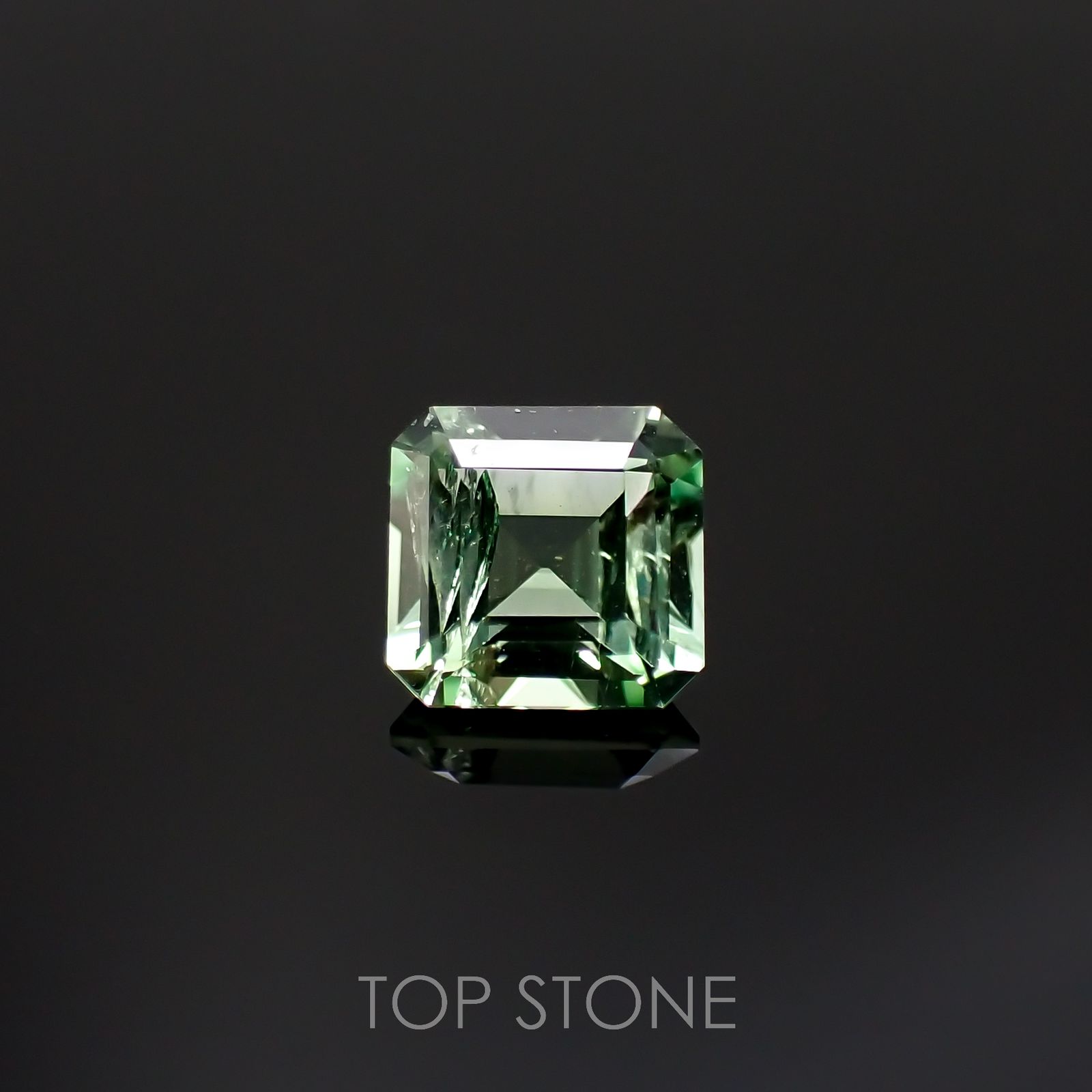 バナジウムコーネルピン(宝石名コーネルピン)タンザニア・タンガ州産 0.57ct 識別済[220716764]4.9x4.8mm前後