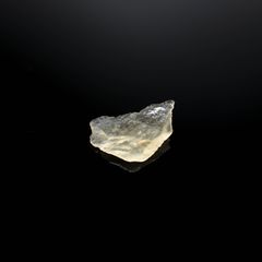 リビアングラス 原石 発見地：エジプト・リビア砂漠 13.46ct [241029284]32.9x21.3mm前後