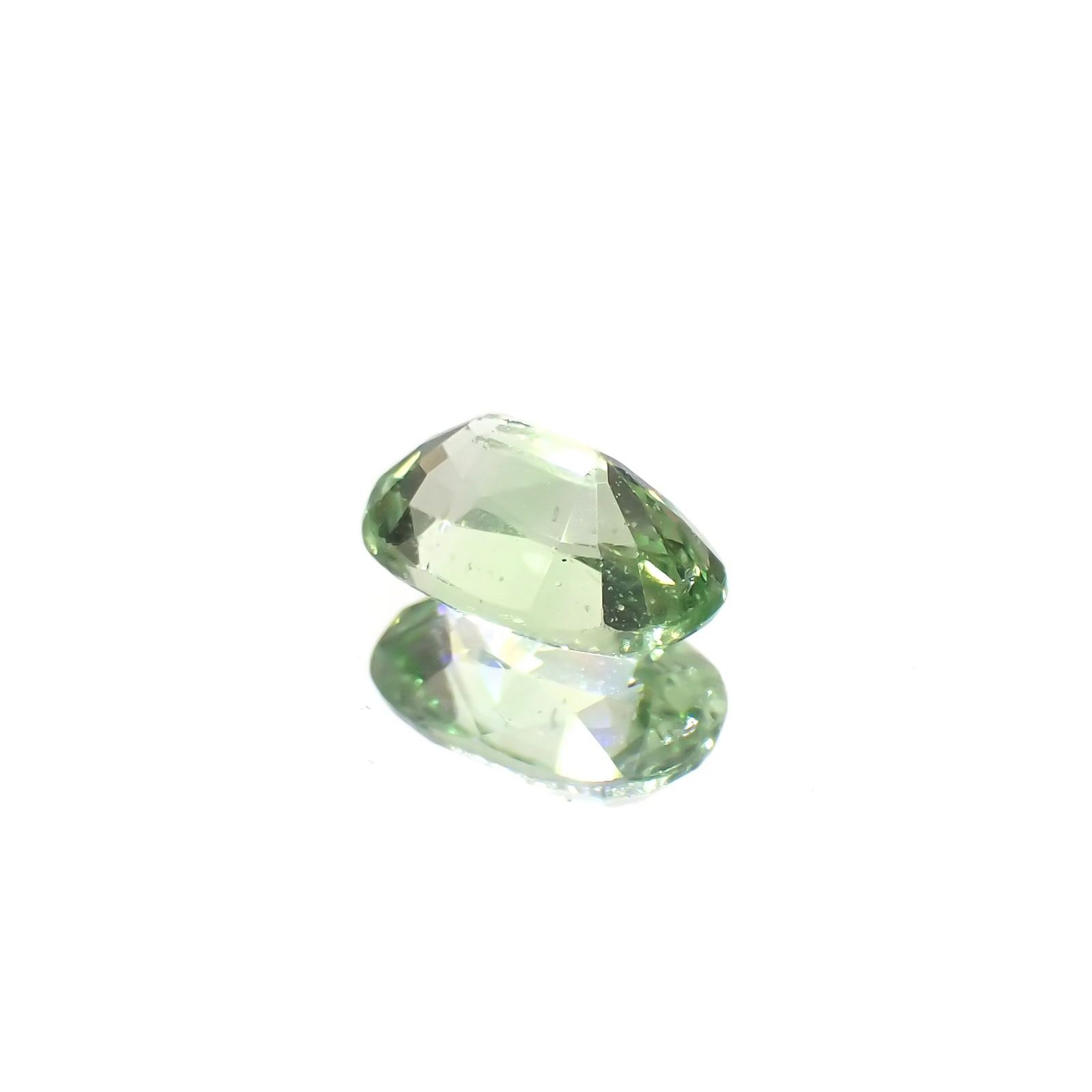 ミントガーネット(宝石名グリーン・グロッシュラー・ガーネット)タンザニア産 識別済 0.62ct / 6.1x3.9mm前後 [251023500]